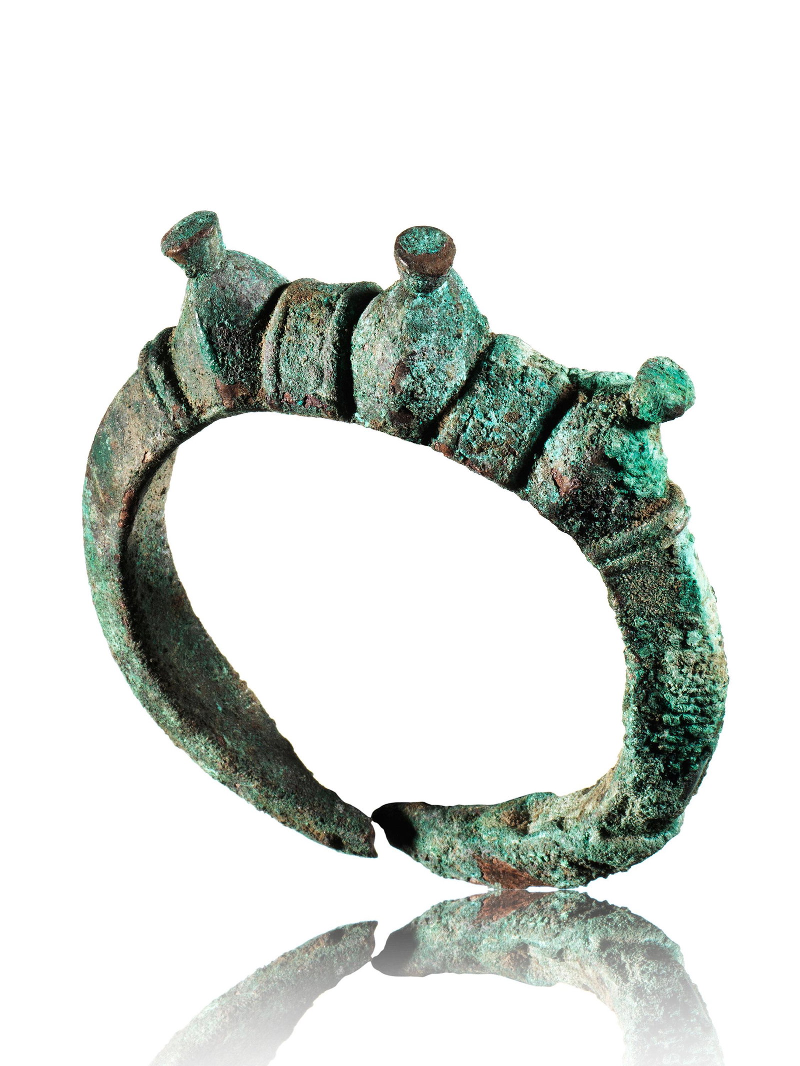 A Djenne Bracelet: Armreif Djenne, Mali Mit Sockel / with base Gelbguss. H 11 cm Ø 9 cm Provenienz: Galerie Walu, Zürich (1987). Die alte Stadt Djenné wurde um 800 n. Chr. gegründet und gehörte zum Reich Ghana. Sie