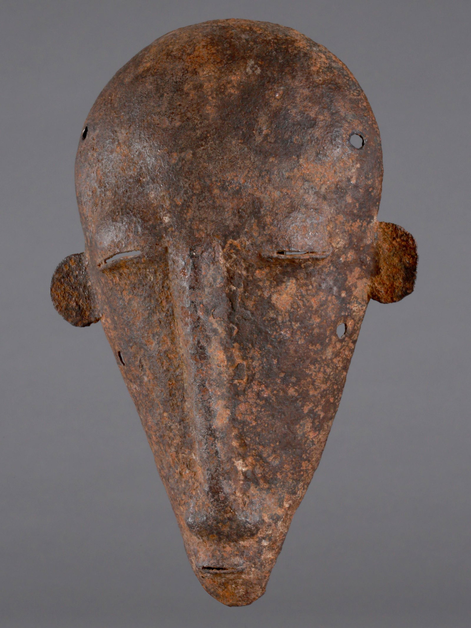 A Bamana Iron Mask: Maske Bamana, Mali Ohne Sockel / without base Eisen. H 19,5 cm. Provenienz: Helmut und Marianne Zimmer, Zürich. CHF 100 / 200 EUR 86 / 172
