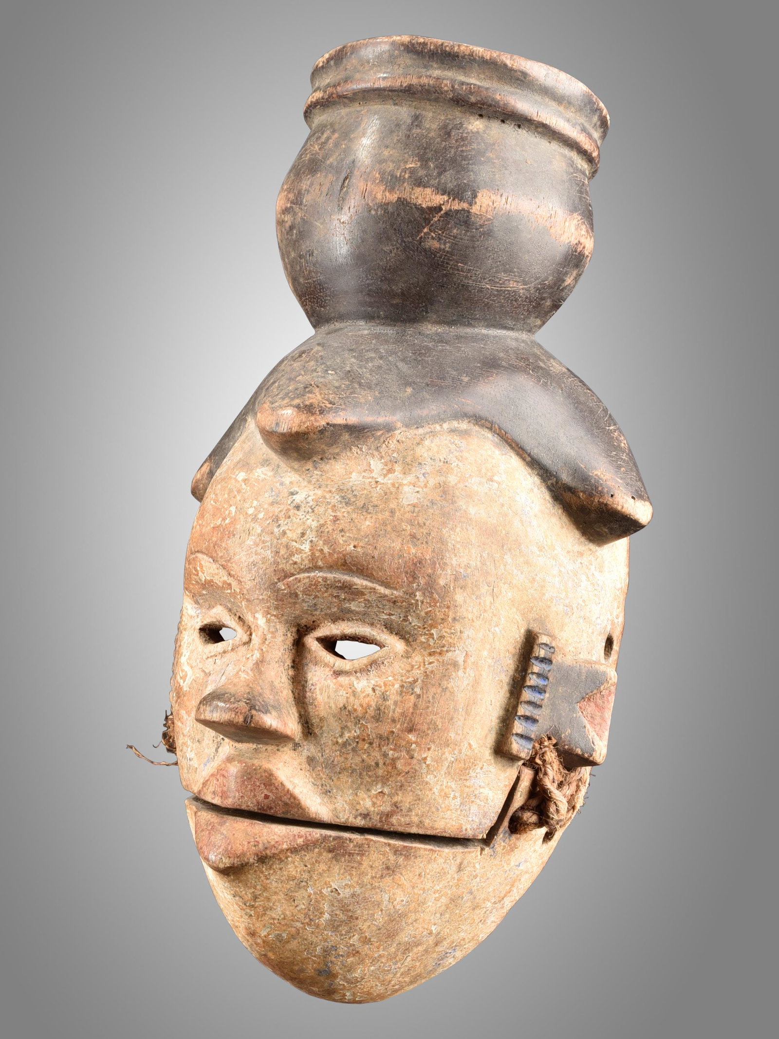 An Ogoni Mask, "elu": Maske, "elu" Ogoni, Nigeria Ohne Sockel / without base Holz. H 28,5 cm. Provenienz: - Helmut und Marianne Zimmer, Zürich. - Hammer Auktion 56 (03.07.2020) Lot 71. Storniert (unpaid). elu genannte Tan