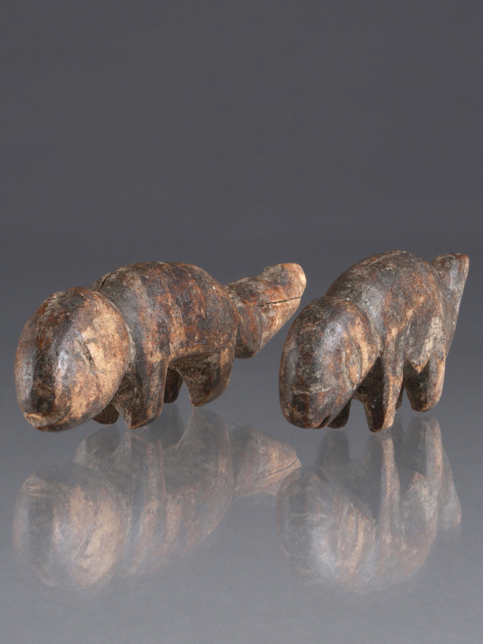 2 Lobi Chamaeleons: 2 Chamäleons Lobi, Burkina Faso Ohne Sockel / without base Holz. H 4 cm. L 11,5 - 14,5 cm. Provenienz: Privatsammlung, Paris. vergl.: Meyer, Piet (1981). Kunst und Religion der Lobi. Zürich: Museum 