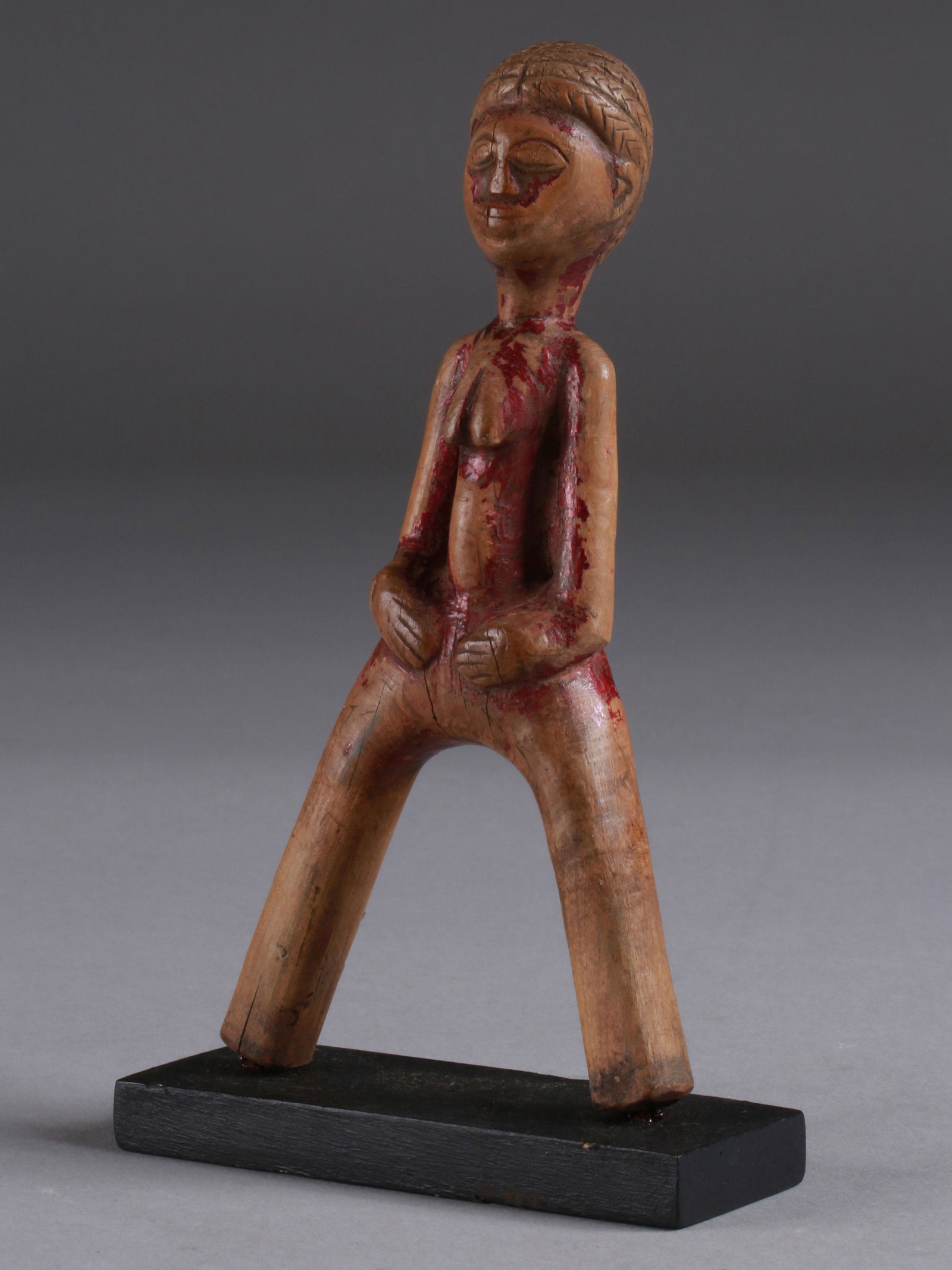 A Baule slingshot: Steinschleuder Baule, Côte d’Ivoire Mit Sockel / with base Holz. H 16,5 cm. Provenienz: Privatsammlung, Paris. Weiterführende Literatur: Jean Paul DELCOURT & Giovanni Franco SCANZI (1987). Potomo