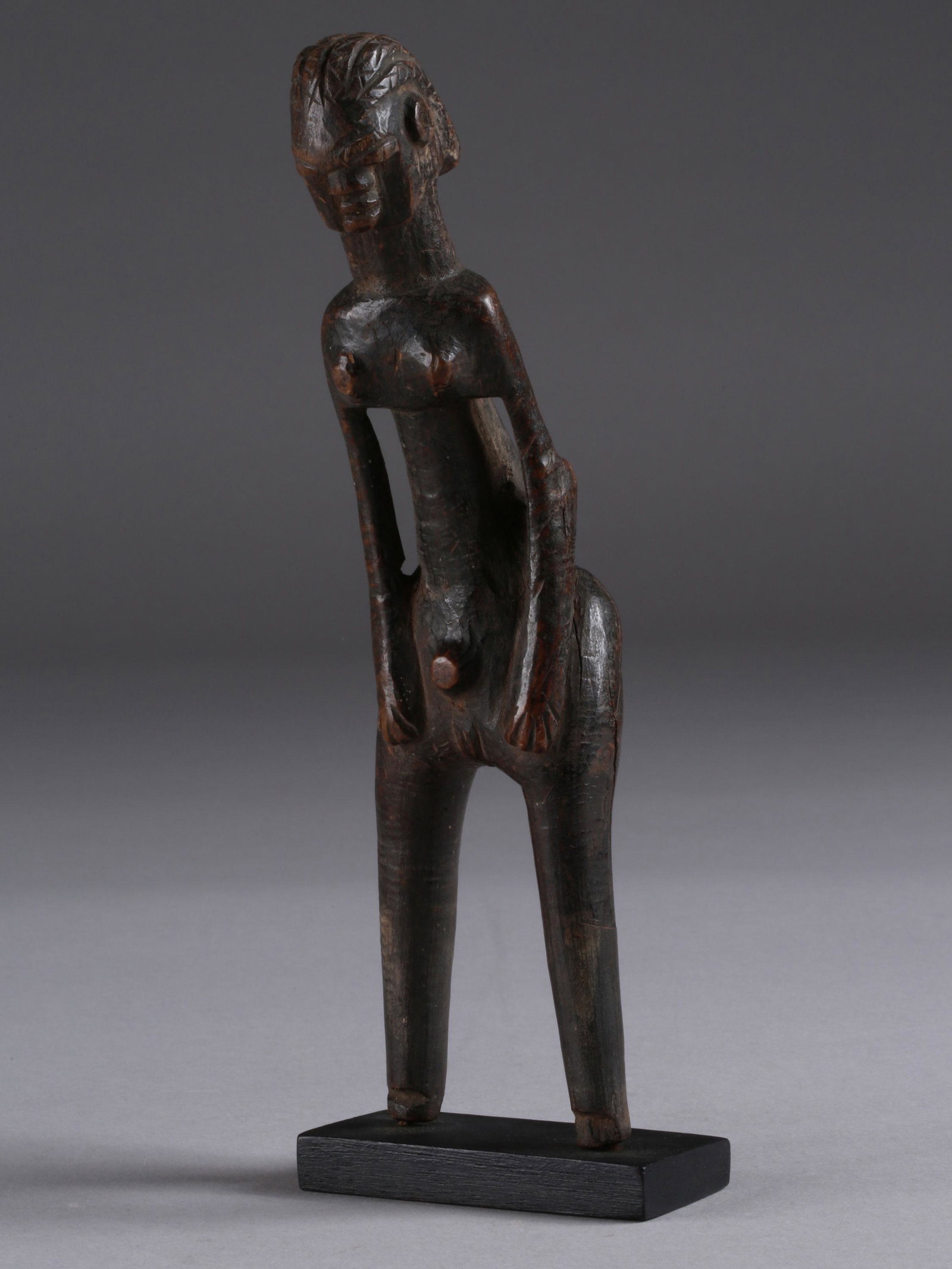 A Baule slingshot: Steinschleuder Baule, Côte d’Ivoire Mit Sockel / with base Holz. H 22,5 cm. Provenienz: Privatsammlung, Paris. Weiterführende Literatur: Jean Paul DELCOURT & Giovanni Franco SCANZI (1987). Potomo