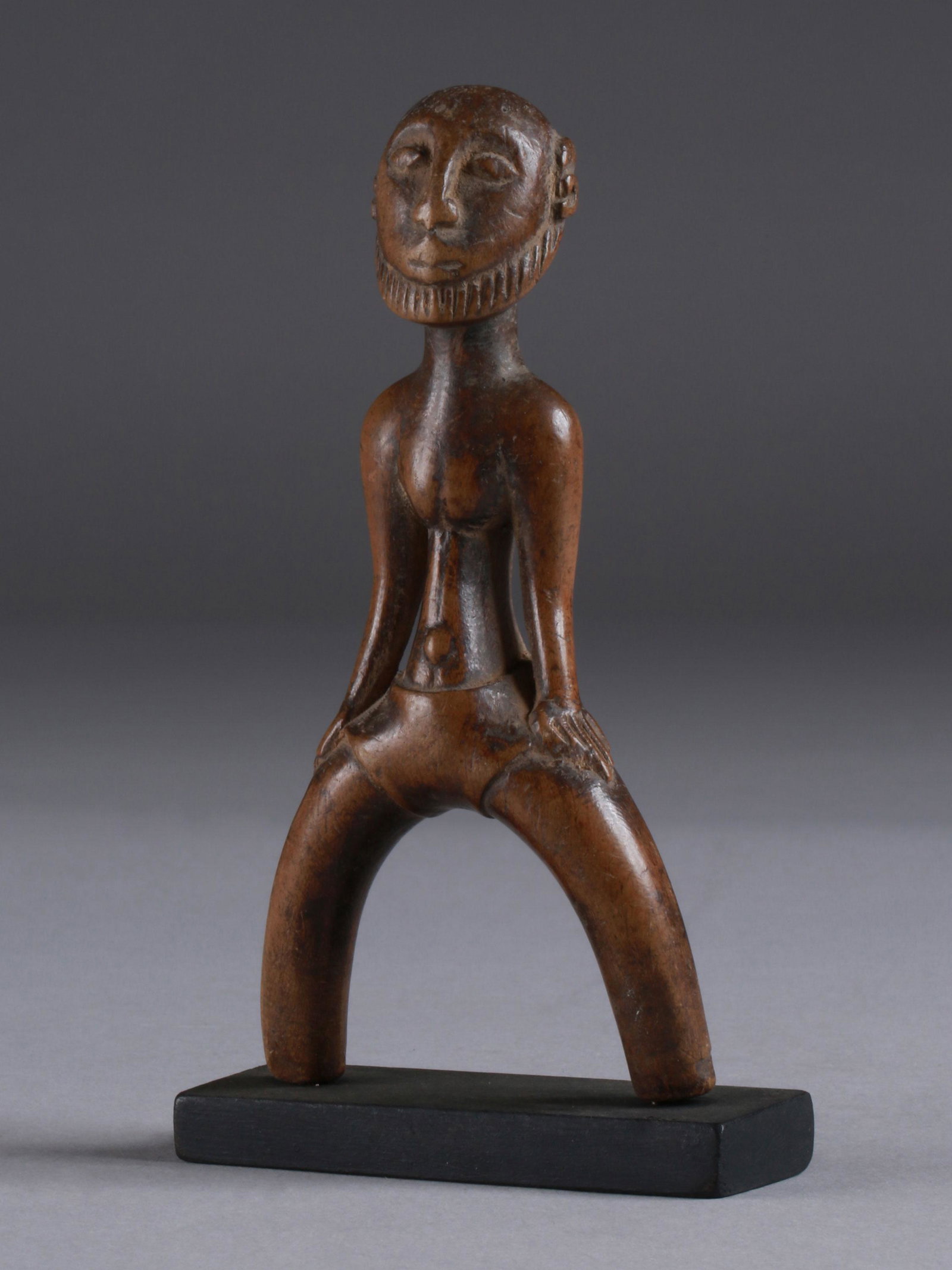 A Baule slingshot: Steinschleuder Baule, Côte d’Ivoire Mit Sockel / with base Holz. H 14,5 cm. Provenienz: Privatsammlung, Paris. Weiterführende Literatur: Jean Paul DELCOURT & Giovanni Franco SCANZI (1987). Potomo