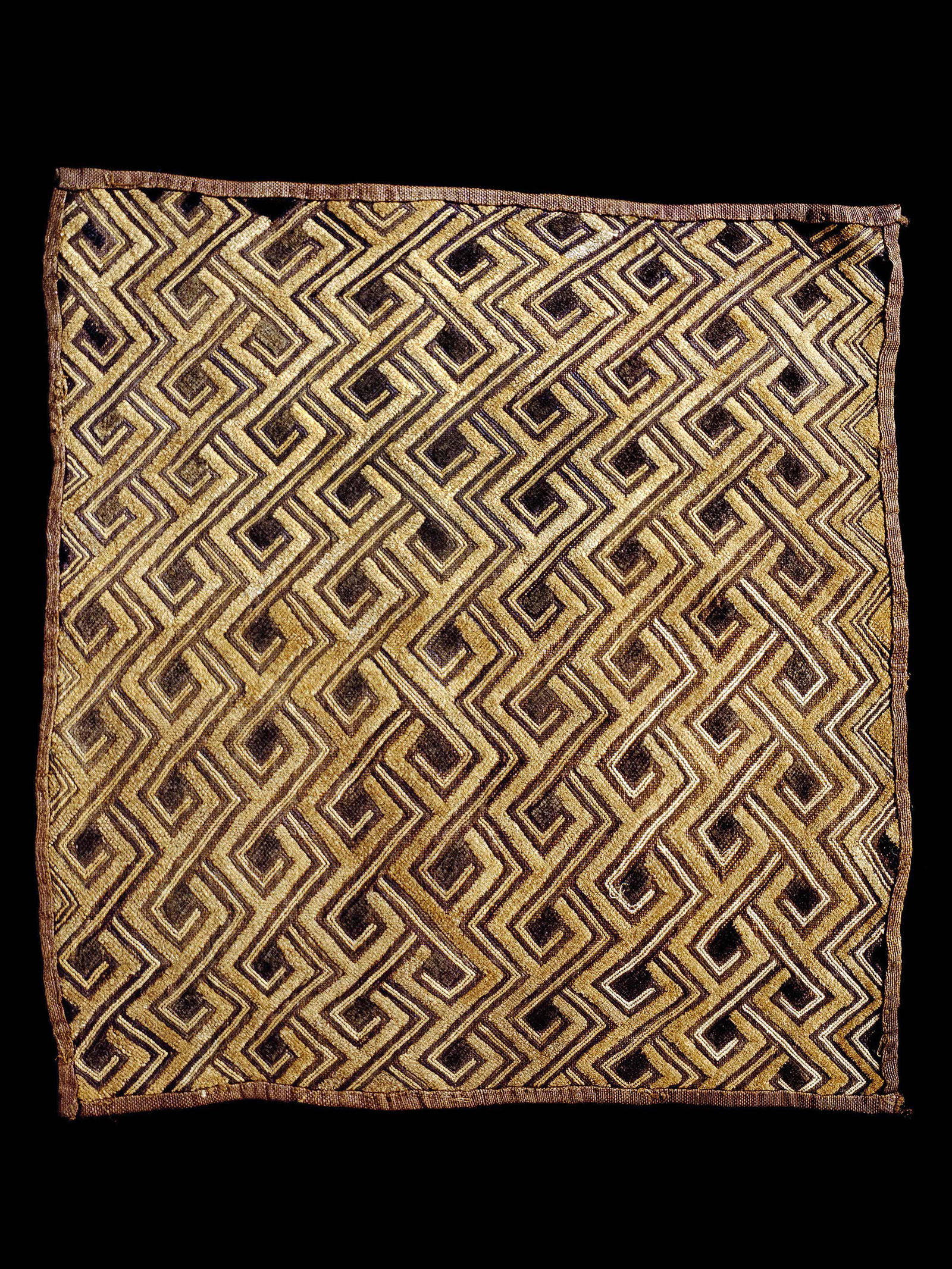 A Kuba Cut-Pile Embroidery Fabric: Raphia-Plüschgewebe Kuba, DR Kongo Ohne Sockel / without base Raphia. B 53 cm L 59 cm Provenienz: Galerie Walu, Zürich. Das Königreich Kuba ist eine Konföderation, die als politischer Bund vom 17.