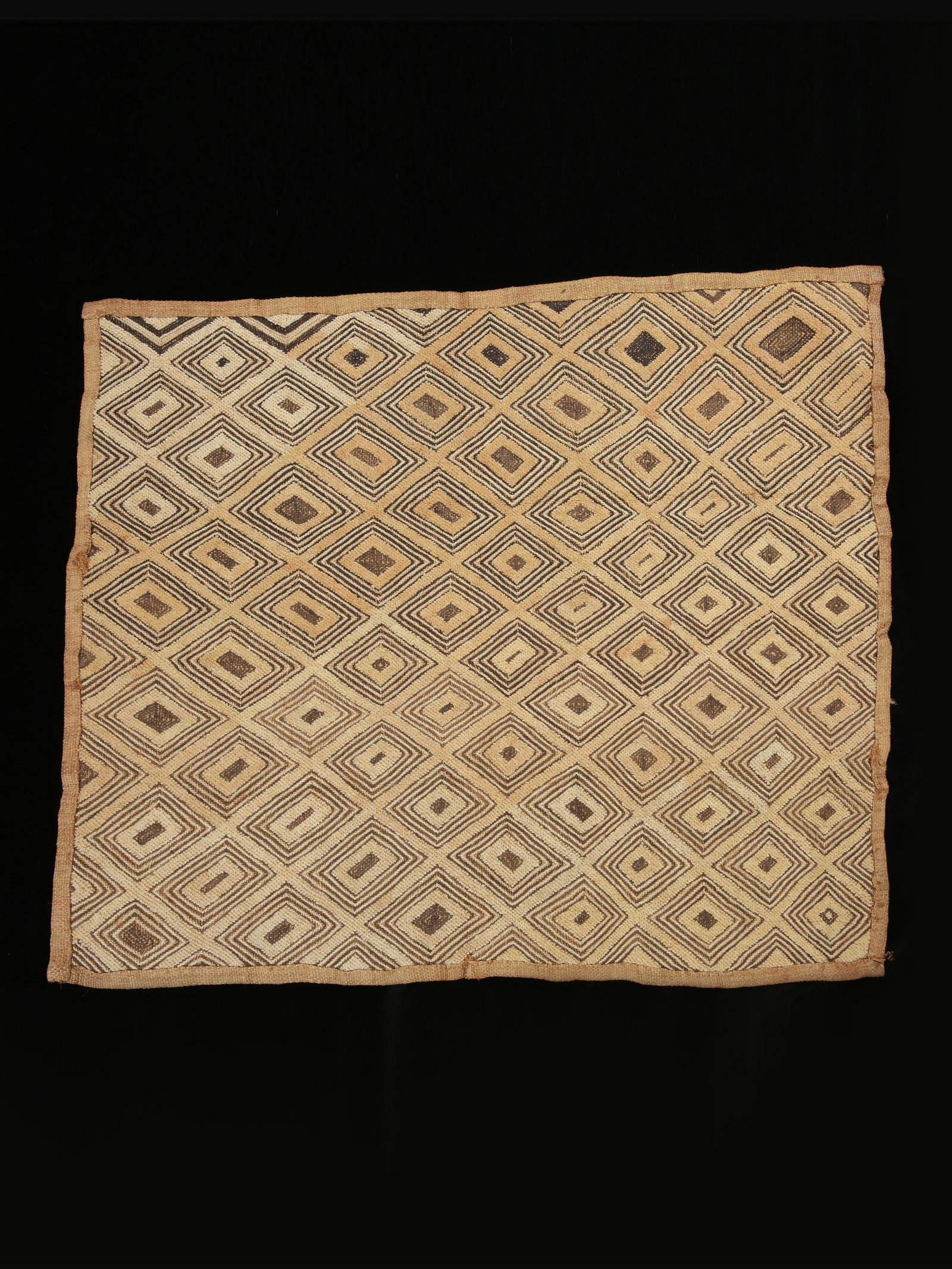 A Kuba Cut-Pile Embroidery Fabric: Raphia-Plüschgewebe Kuba, DR Kongo Ohne Sockel / without base Raphia. B 57 cm L 67 cm Provenienz: Galerie Walu, Zürich. Das Königreich Kuba ist eine Konföderation, die als politischer Bund vom 17.