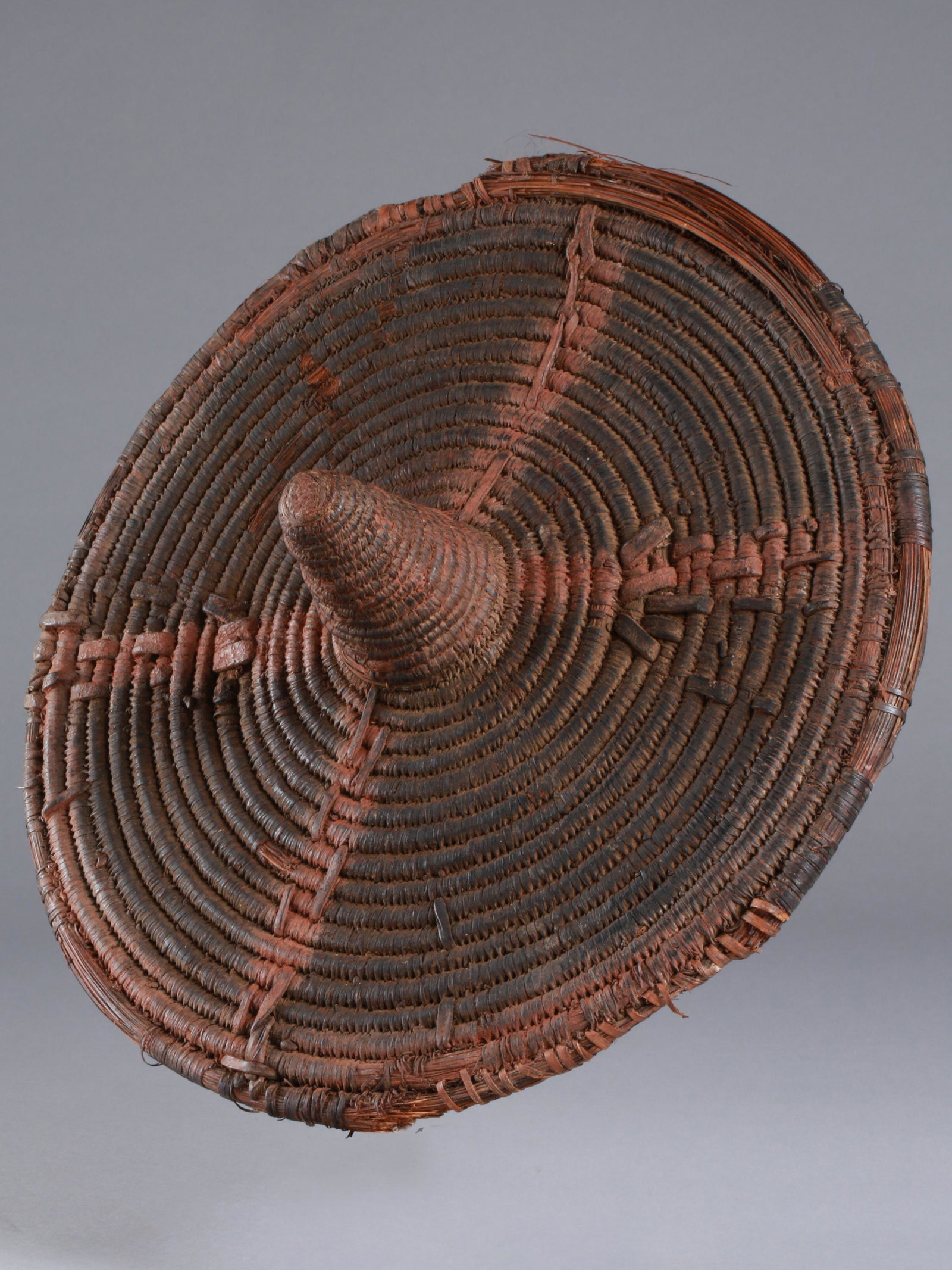 A Tamberma Shield: Schild Tamberma, Togo Ohne Sockel / without base Flechtwerk, Holz. H 12 cm. Ø 37 cm. Provenienz: Helmut und Marianne Zimmer, Zürich. Schilde waren äusserliche Zeichen des Status und der Klanzugehö
