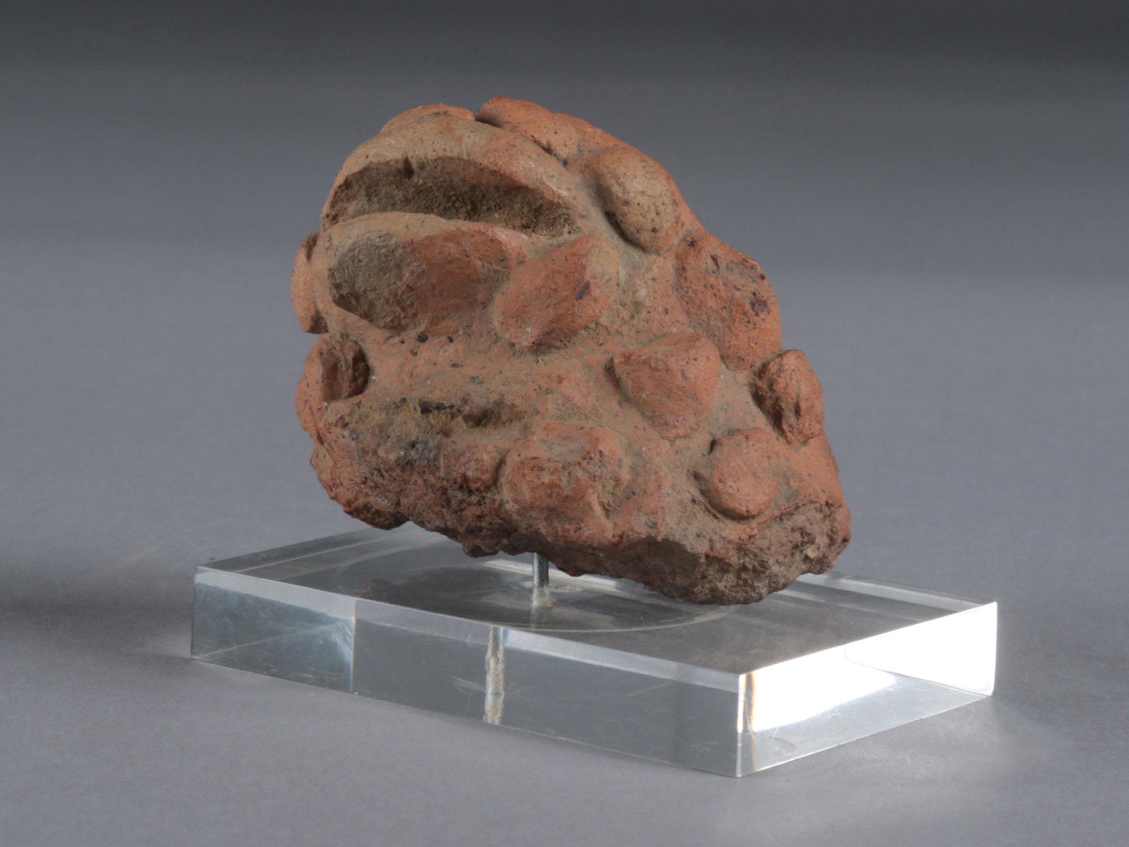 A Djenne Terracotta Fragment (Chin & Mouth): Terrakotta-Fragment (Kinn & Mund) Djenne, Mali Mit Sockel / with base Terrakotta. H 5 cm. Provenienz: - Galerie Walu, Zürich (vor 1983). - Hammer Auktion 53, 14.04.2020, Lot 10 (unpaid & canceled sal