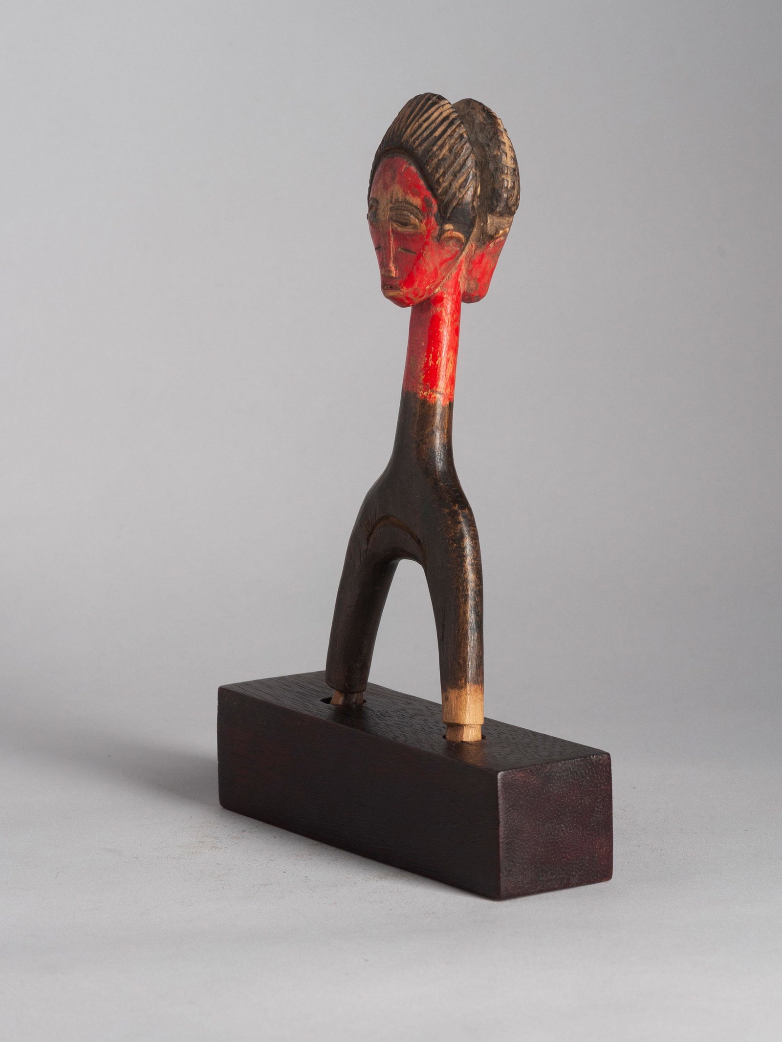 A Baule Slingshot, "potomowaka": Steinschleuder, "potomowaka" Baule, Côte d’Ivoire Mit Sockel / with base Holz. H 20 cm. Provenienz: - Nachlass Madeleine und Jean-Jacques Keller (bis 1980 Abidjan, danach Rheinfelden). - Hammer Auk
