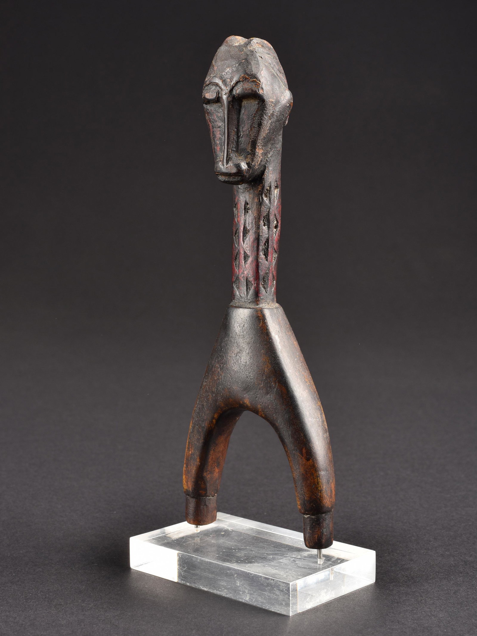 A Baule Slingshot, "potomowaka": Steinschleuder, "potomowaka" Baule, Côte d’Ivoire Mit Sockel / with base Holz. H 18,5 cm. Provenienz: Helmut und Marianne Zimmer, Zürich. Die Verbindung von Nützlichem und Schönem als zentrales 