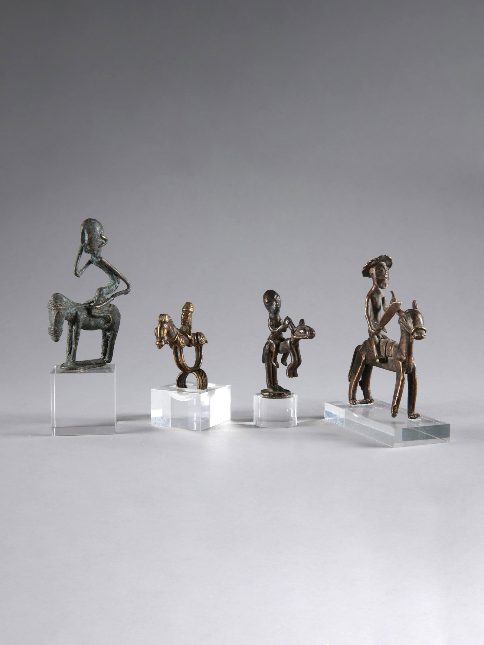 4 Bronze Equestrians, Handicraft: 4 Reiterdarstellungen, Kunstgewerbe Dogon / Senufo / Akan, Mali / Côte d'Ivoire / Ghana Mit Sockel / with base Gelbguss. H 6,5 - 10,5 cm Provenienz: Nachlass Madeleine und Jean-Jacques Keller (bis 19