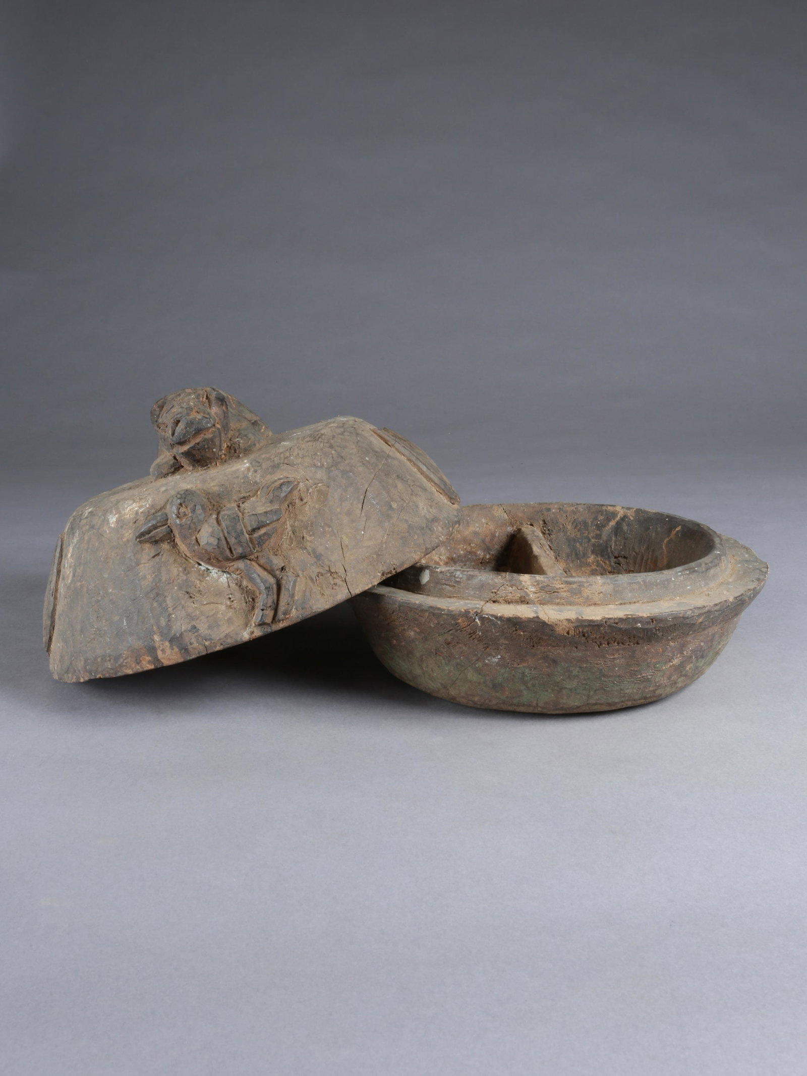 A Yoruba Lidded Bowl, "apoti Ifa": Deckelschale, "apoti Ifa" Yoruba, Nigeria Ohne Sockel / without base Holz. H 21,5 cm. Ø 28 cm. Provenienz: - Walter Häusler, Thurgau. 1960er Jahre in Nigeria erworben. - Hammer Auktion 51, 08.04.202
