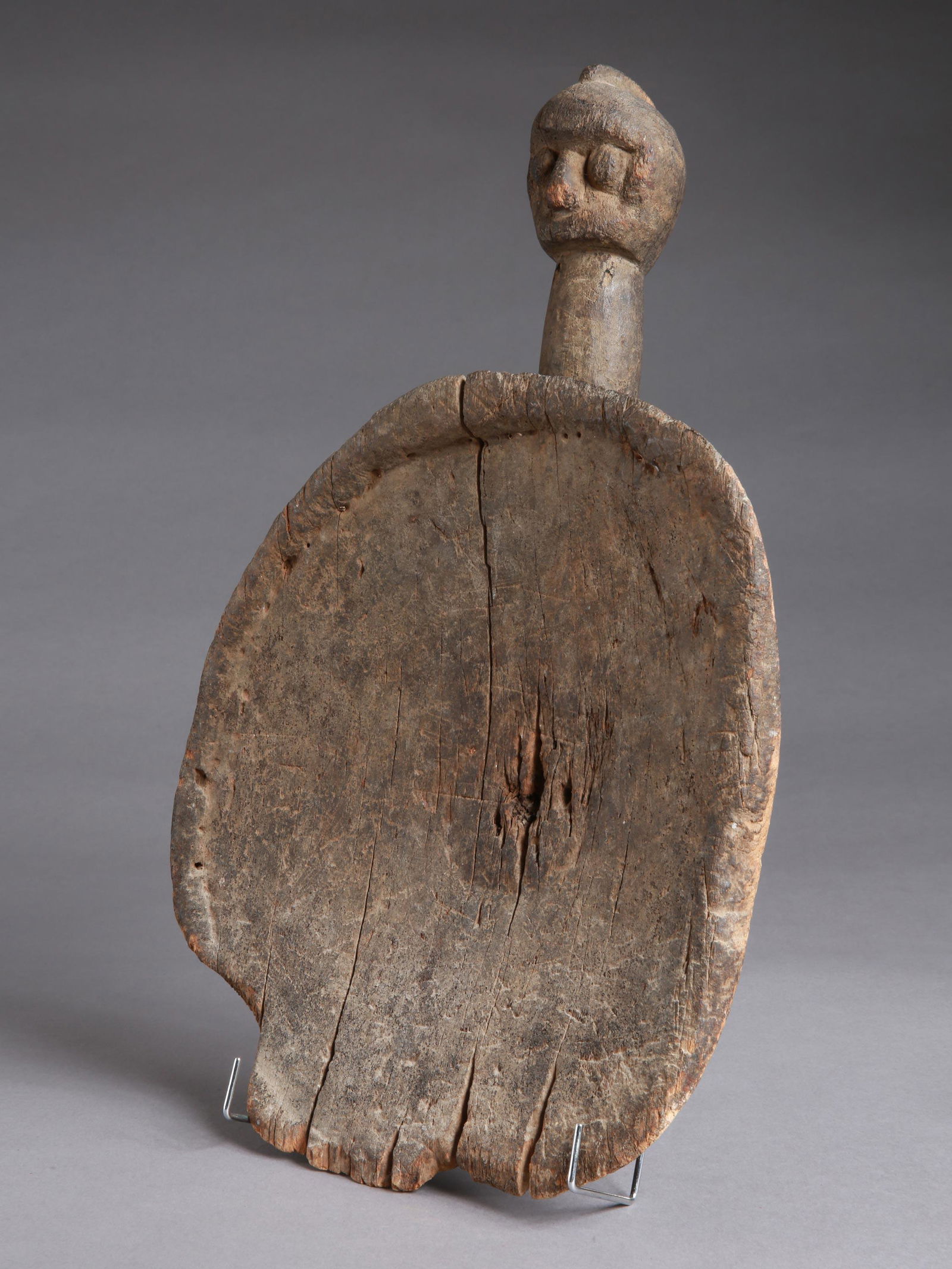 An Igbo Dish, "okwa oji": Schale, "okwa oji" Igbo, Nigeria Ohne Sockel / without base Holz. H 47 cm. Provenienz: Helmut und Marianne Zimmer, Zürich. CHF 200 / 400 EUR 172 / 344