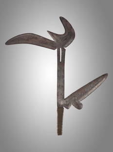 An Azande Throwing Knife, "kpinga": Wurfmesser, "kpinga" Azande, DR Kongo Ohne Sockel / without base Eisen, Bronze. H 48 cm. Provenienz: Helmut und Marianne Zimmer, Zürich. Zeremonialwaffen zeichnen sich durch sorgfältige Herstellung