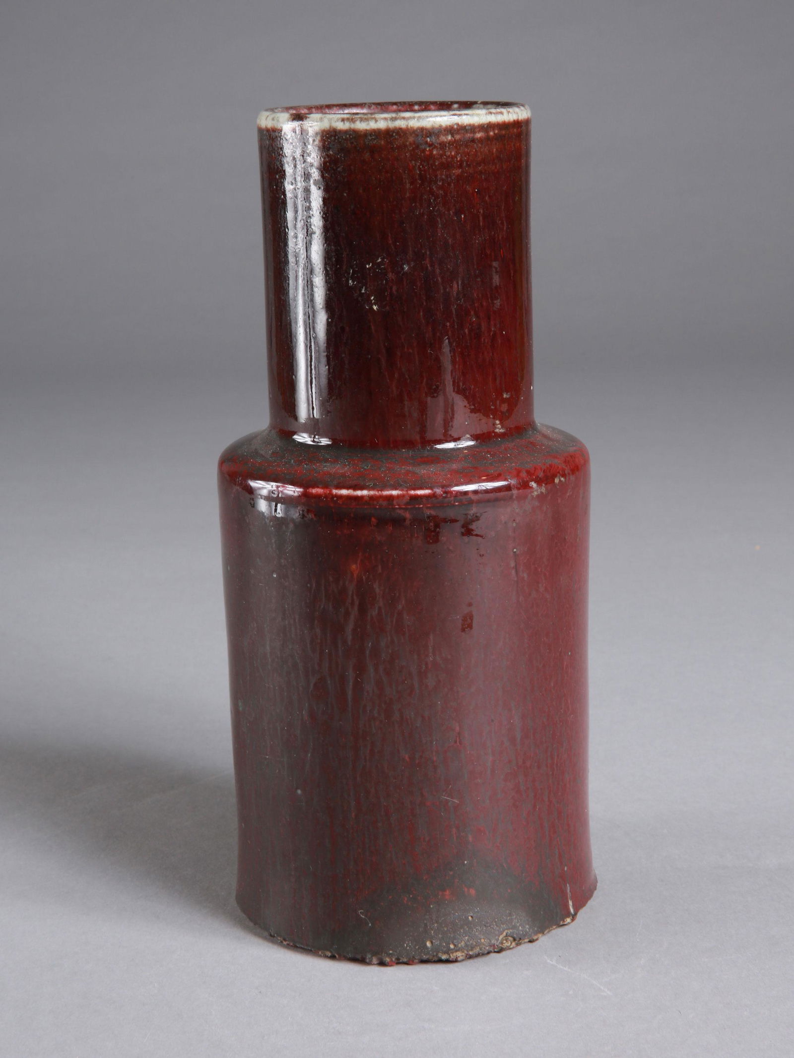 A Chinese Vase (Chinese Antiques): Vase China Ohne Sockel / without base Keramik. H 22,5 cm. Provenienz: Schweizer Privatsammlung, Zürich. Sang de boeuf glaze. CHF 300 / 600 EUR 258 / 516