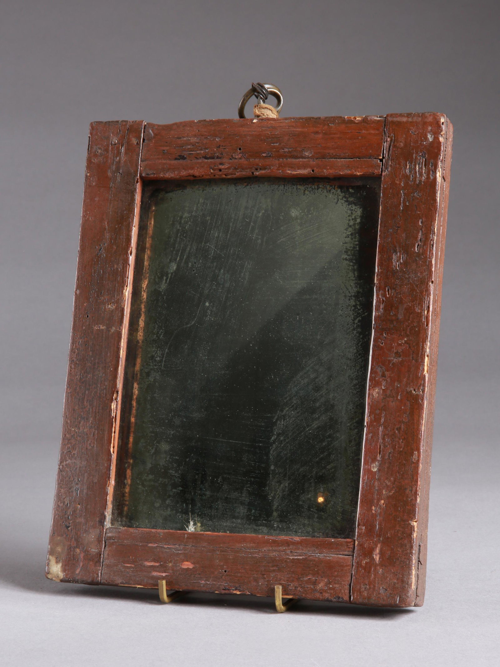 An Indian Mirror (Asian Antiques): Spiegel Indien Ohne Sockel / without base Holz, Glas. H 27 cm. B 20 cm. Provenienz: Helmut und Marianne Zimmer, Zürich. Anlässlich mehrerer Indien-Reisen in den 1970er Jahren vor Ort erworben. CHF 5