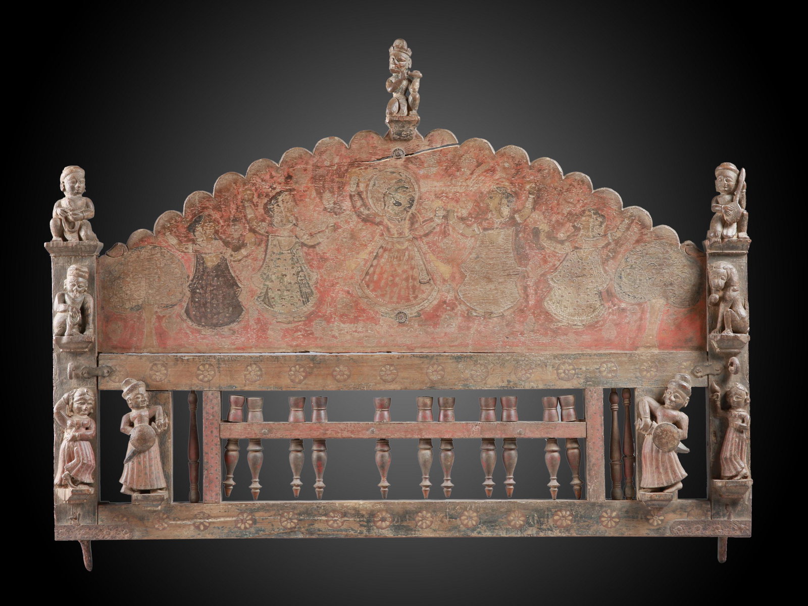 Upper part of an Indian Bed: Bett Oberteil Indien Ohne Sockel / without base Holz. H 65 cm. B 88 cm. Provenienz: Helmut und Marianne Zimmer, Zürich. Anlässlich mehrerer Indien-Reisen in den 1970er Jahren vor Ort erworben. CHF 3