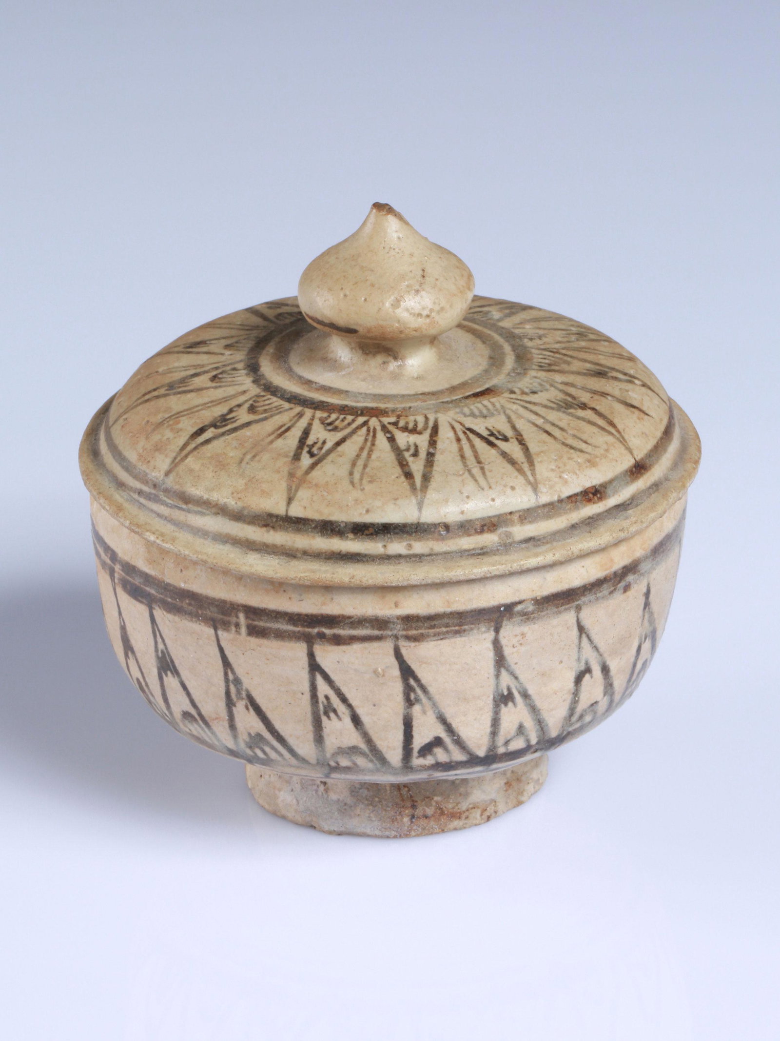 A Thai (?) Lidded Jar: Deckelgefäss Thailand (?) Ohne Sockel / without base Keramik. H 9,5 cm. Provenienz: - Peter und Veena Schnell, Zürich. - Galerie Walu, Basel. CHF 100 / 200 EUR 86 / 172