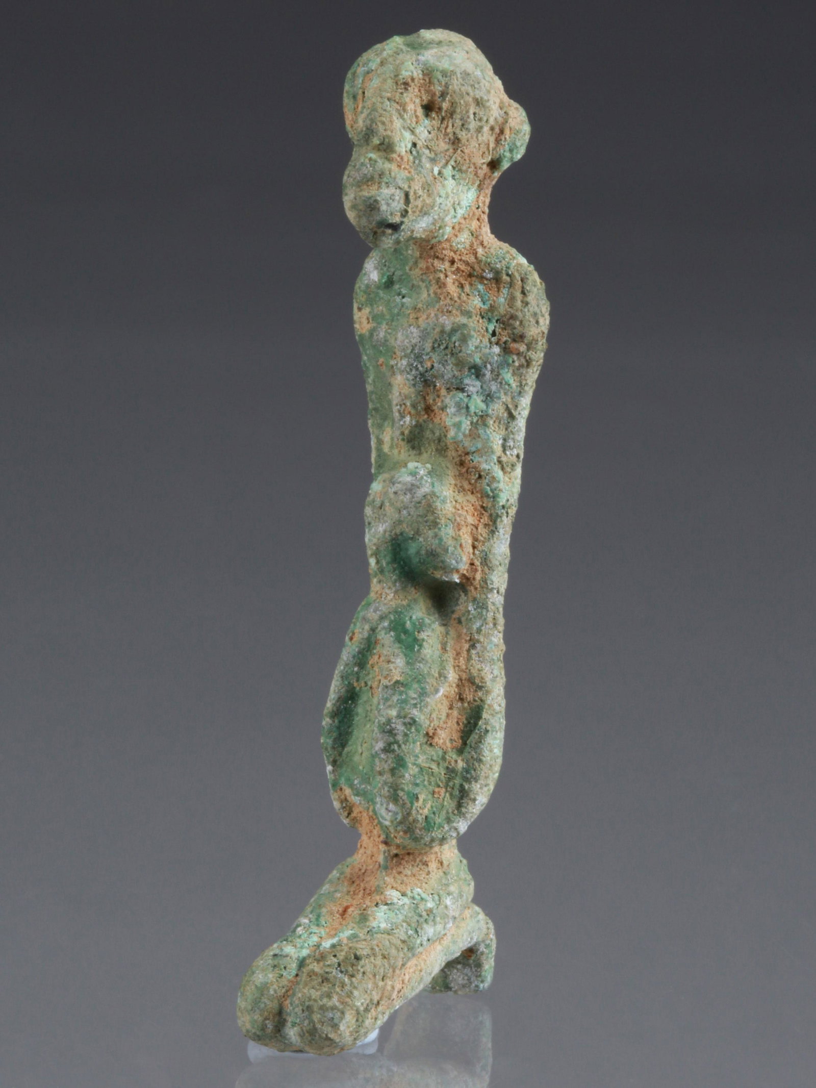 A Djenne Miniature Figure: Miniatur-Figur Djenne, Mali Ohne Sockel / without base Kupferlegierung. H 5,5 cm. Provenienz: Galerie Walu, Zürich (vor 1990). Die alte Stadt Djenné wurde um 800 n. Chr. gegründet und gehörte zum 
