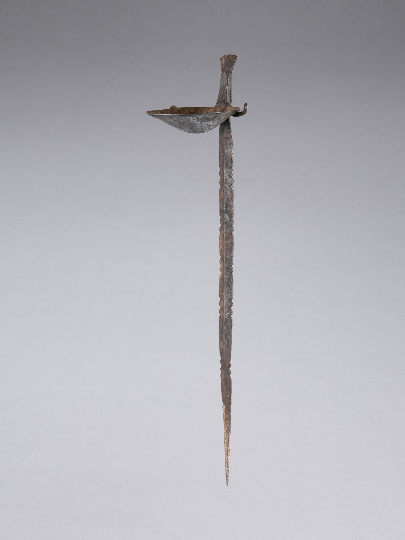 A Bamana Iron Oil Lamp: Öllampe Bamana, Mali Ohne Sockel / without base Eisen. H 58 cm. Provenienz: Schweizer Privatsammlung, Zürich. Geschmiedeter Beleuchtungskörper, der mit Brennstoff (Pflanzenölen, Tierfetten) in den