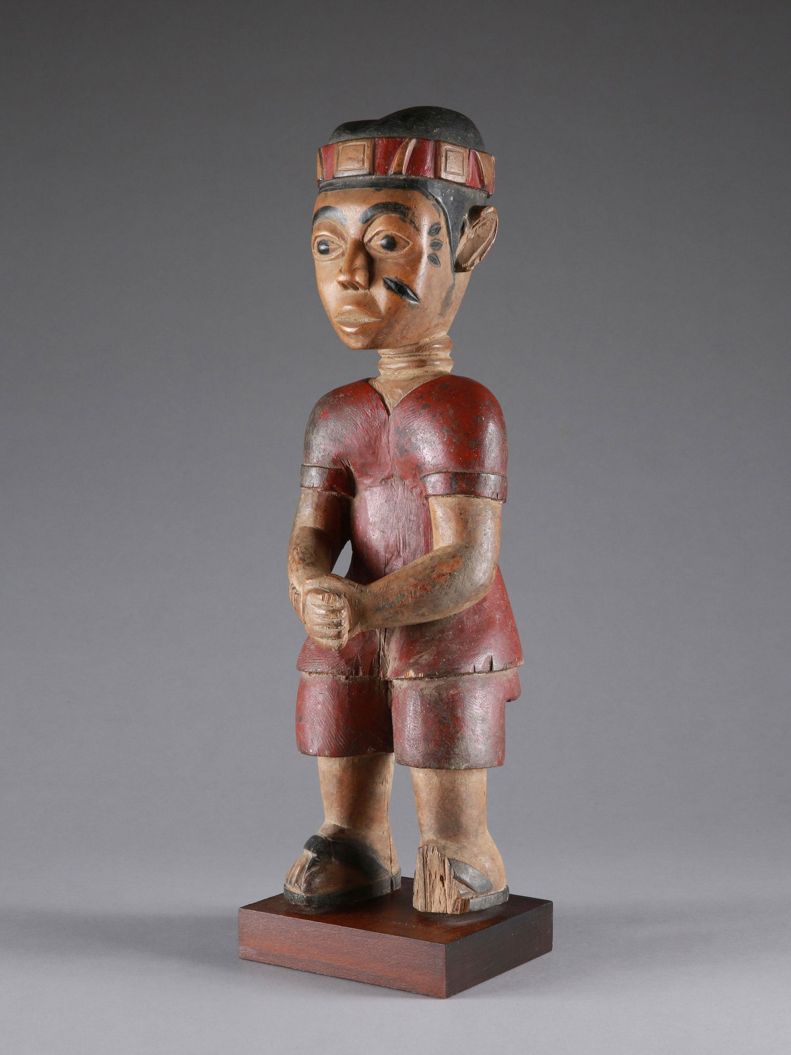 A Manya-Krobo Figure: Figur Manya-Krobo, Ghana, Odumase. Mit Sockel / with base Holz. H 46,5 cm. B 14 cm. Provenienz: - Annemarie Woodman, Accra. Vor 1973 in situ erworben. - Schweizer Privatsammlung. CHF 200 / 400 EUR 172