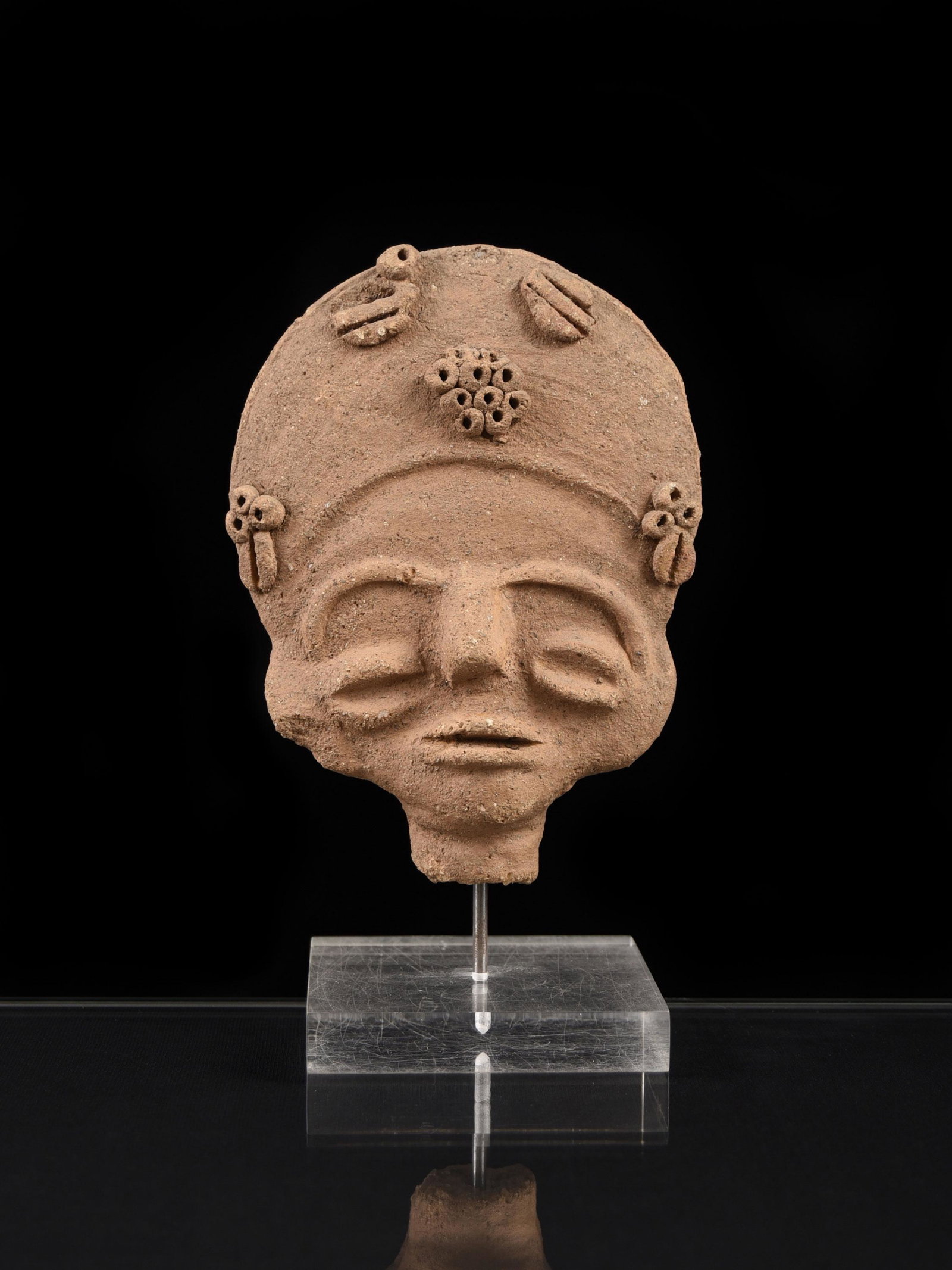 An Akan-Twi Head, Ahinsan-Style: Kopf, Ahinsan-Stil Akan-Twi, Ghana Mit Sockel / with base Terrakotta. H 13 cm. Provenienz: Galerie Walu, Zürich (vor 1990). Publiziert: Lüthi, Werner & David, Jean (2009). Ausstellungskatalog: Helve