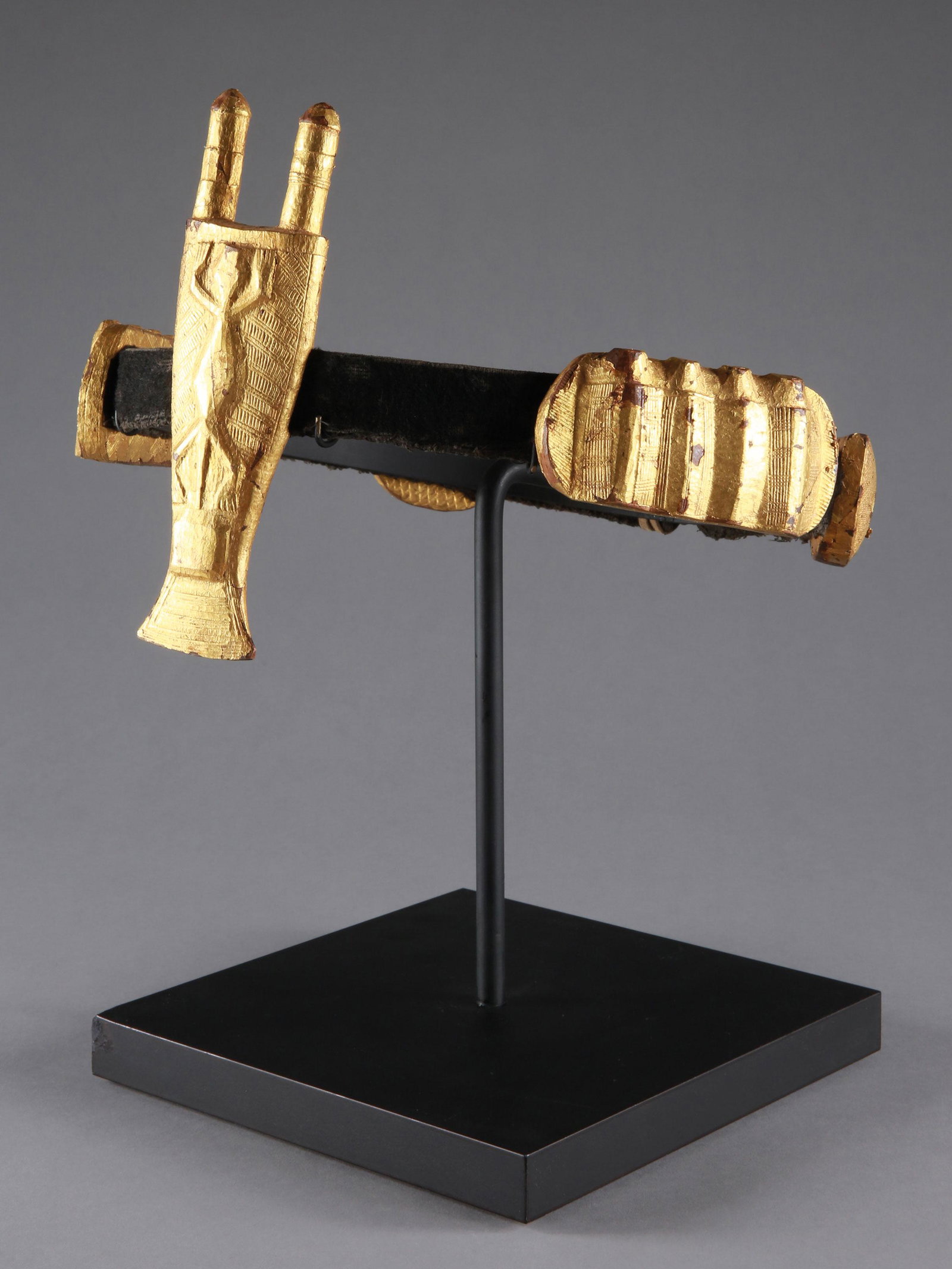 An Akan Crown: Stirnband-Krone Akan, Côte d’Ivoire Mit Sockel / with base Textil, Holz, Goldfolie. H 17 cm. Ø 25 cm. Provenienz: Galerie Walu, 1990er-Jahre. Ausgestellt: Helvetisches Goldmuseum, Burgdorf (2009).