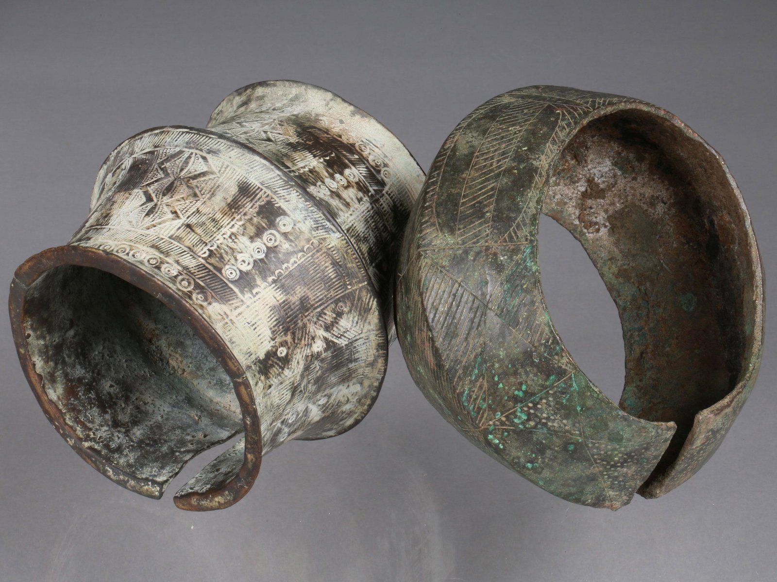 2 Kasena Anklets: 2 Fussreifen Kasena / Builsa, Burkina Faso / Ghana Ohne Sockel / without base Gelbguss. H 9 - 14 cm. Ø 12 - 15 cm. Provenienz: Nachlass Madeleine und Jean-Jacques Keller (bis 1980 Abidjan, danach Rhe