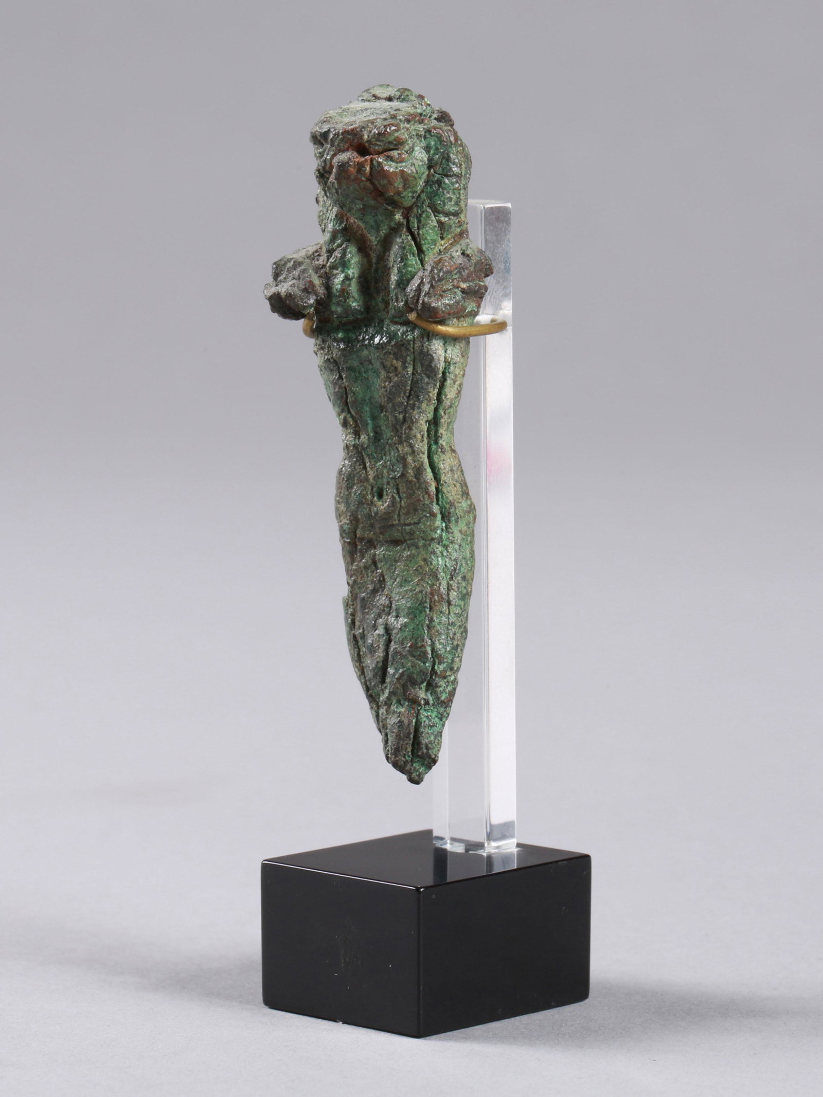 An Egyptian Horus: Horus-Darstellung Ägyptisch Mit Sockel / with base Bronze. H 7 cm. Provenienz: Nachlass Madeleine und Jean-Jacques Keller (bis 1980 Abidjan, danach Rheinfelden). CHF 150 / 300 EUR 129 / 258