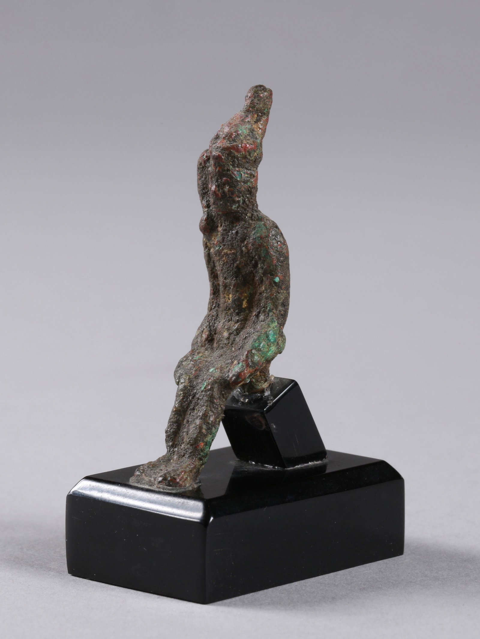 An Egyptian Harpocrates Statuette: Harpokrates-Darstellung Ägyptisch Mit Sockel / with base Bronze. H 5 cm. Provenienz: Nachlass Madeleine und Jean-Jacques Keller (bis 1980 Abidjan, danach Rheinfelden). CHF 200 / 300 EUR 172 / 258