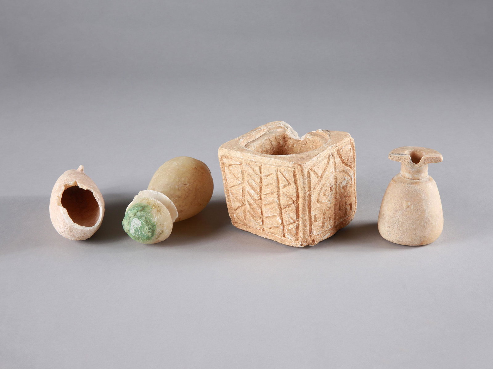 4 Vessels (3 Egyptian, 1 Coptic): 4 Gefässe Ägyptisch / Koptisch Ohne Sockel / without base Alabaster, Kalkstein. H 7 - 11,5 cm. Provenienz: - deutsche Privatsammlung, erworben vor 1990. - TimeLine Auctions (02.09.2016), Lot 2363. -