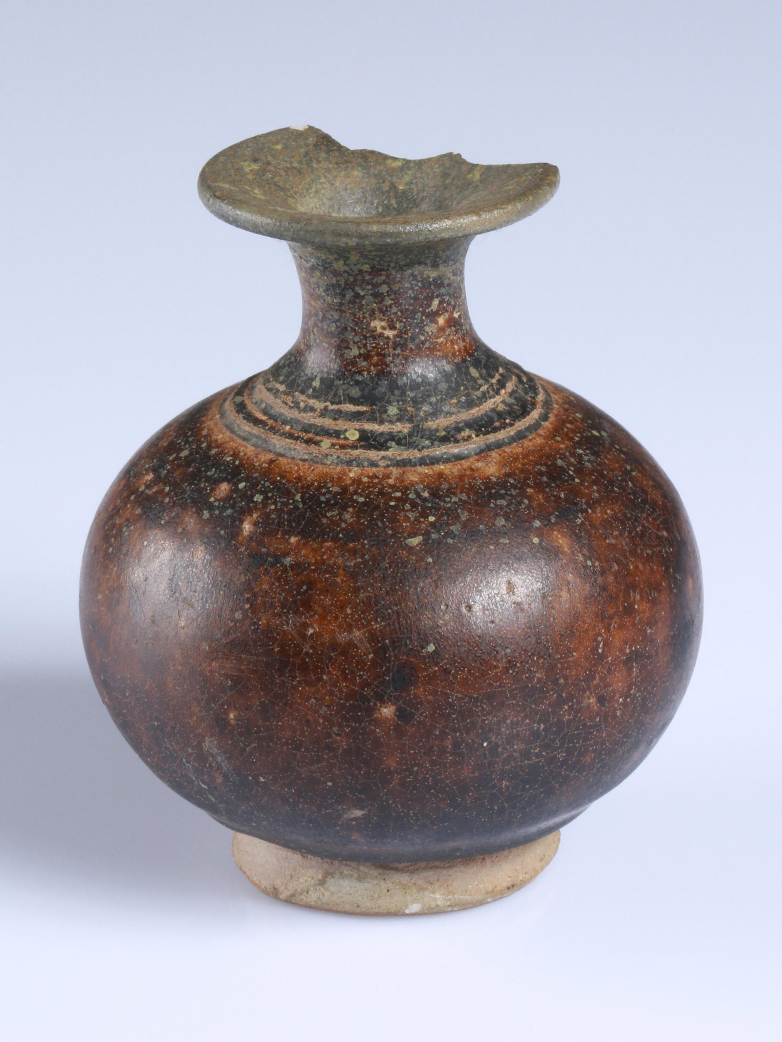 A Villanovan (?) Vase: Gefäss, Vase Villanovakultur (?) Ohne Sockel / without base Keramik. H 8 cm. Provenienz: - Peter Schnell, Zürich - Galerie Walu, Basel. CHF 40 / 80 EUR 34 / 68