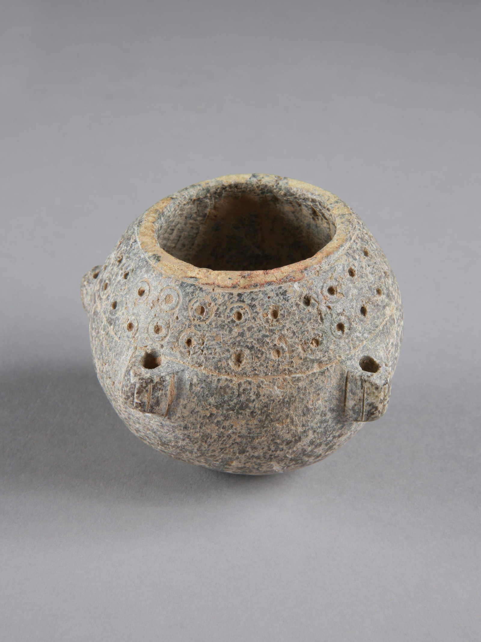 A Bactrian Spherical Lamp: Kugelförmige Lampe Baktrien Ohne Sockel / without base Stein. H 6 cm. Provenienz: - Malter Galleries, Kalifornien. - Ancient Resource Auktion 67 (20.05.2018, Lot 291). - Schweizer Privatsammlung, La 