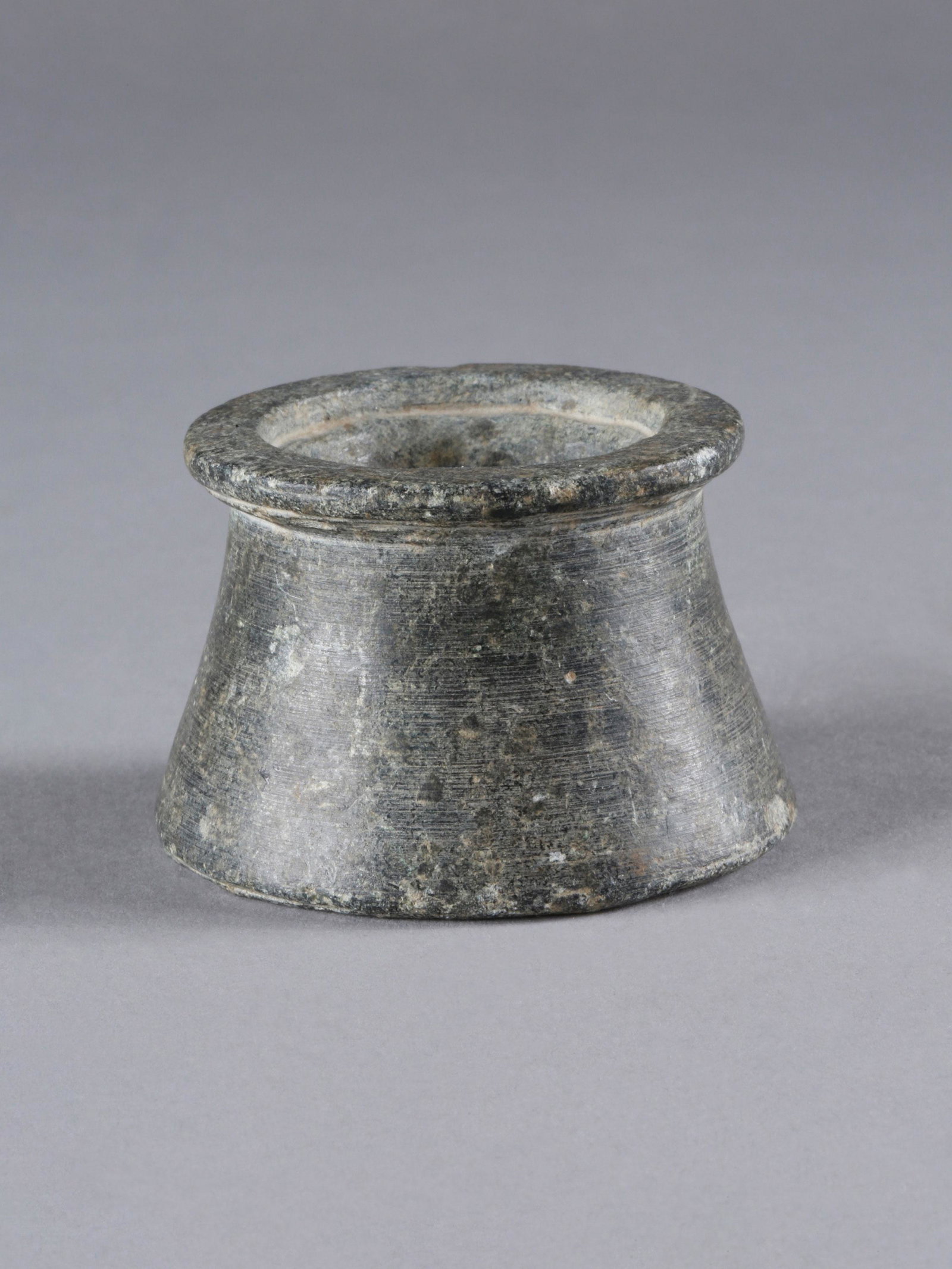 A Bactrian Vessel: Gefäss Baktrien Ohne Sockel / without base Stein. H 4,5 cm. Provenienz: - deutsche Privatsammlung - Ancient Resource (Auktion 61, Sept. 2017, Lot 79). - Schweizer Privatsammlung, La Chaux-de-Fonds. C