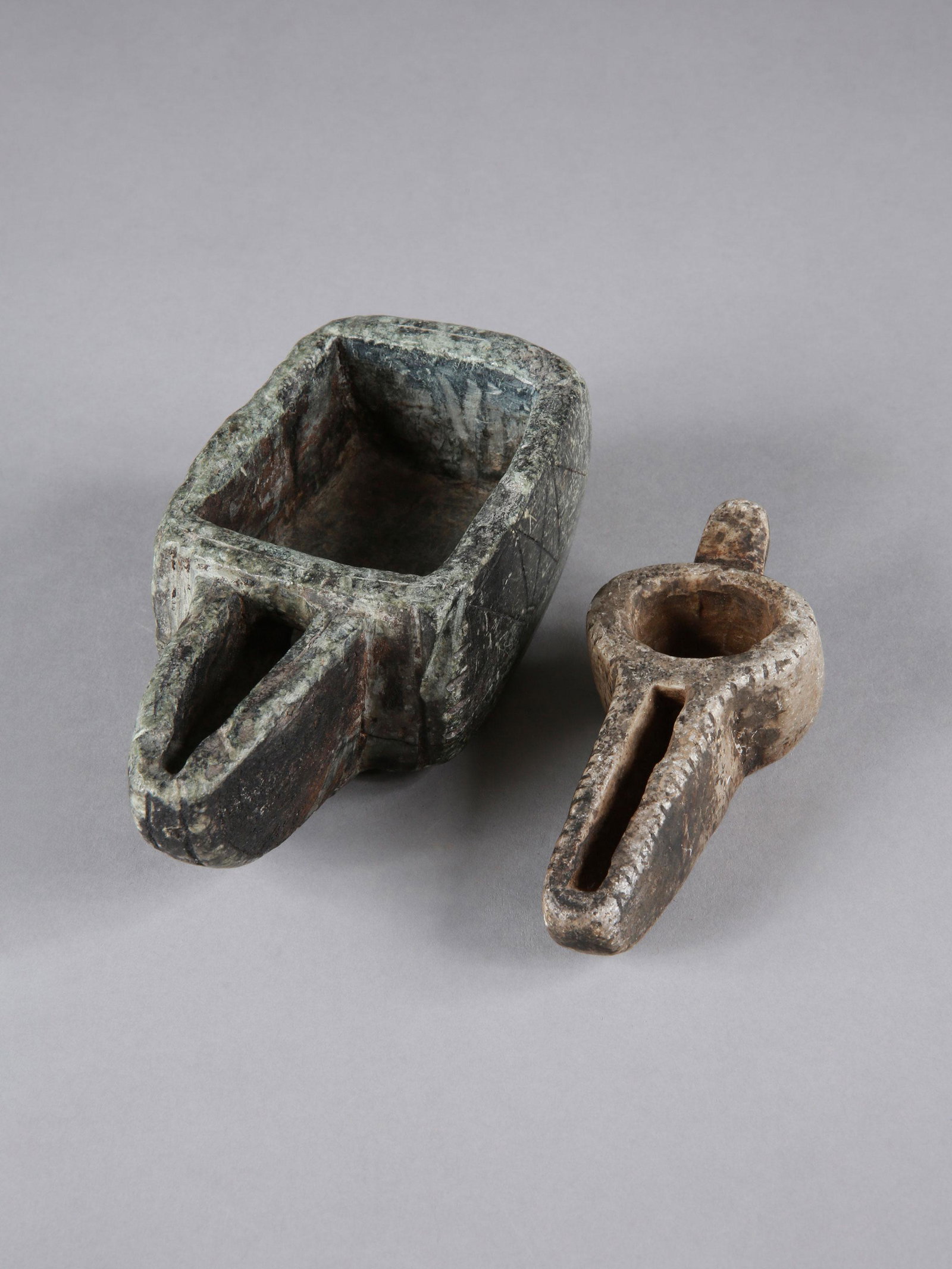 2 Islamic Oil Lamps: 2 Öllampen Islamisch Ohne Sockel / without base Stein. L 12 - 15,5 cm. Provenienz: - Sammlung Peter-Adank (1957-1968 erworben). - Mohammad Osman. - Schweizer Privatsammlung, La Chaux-de-Fonds. Ca. 9.