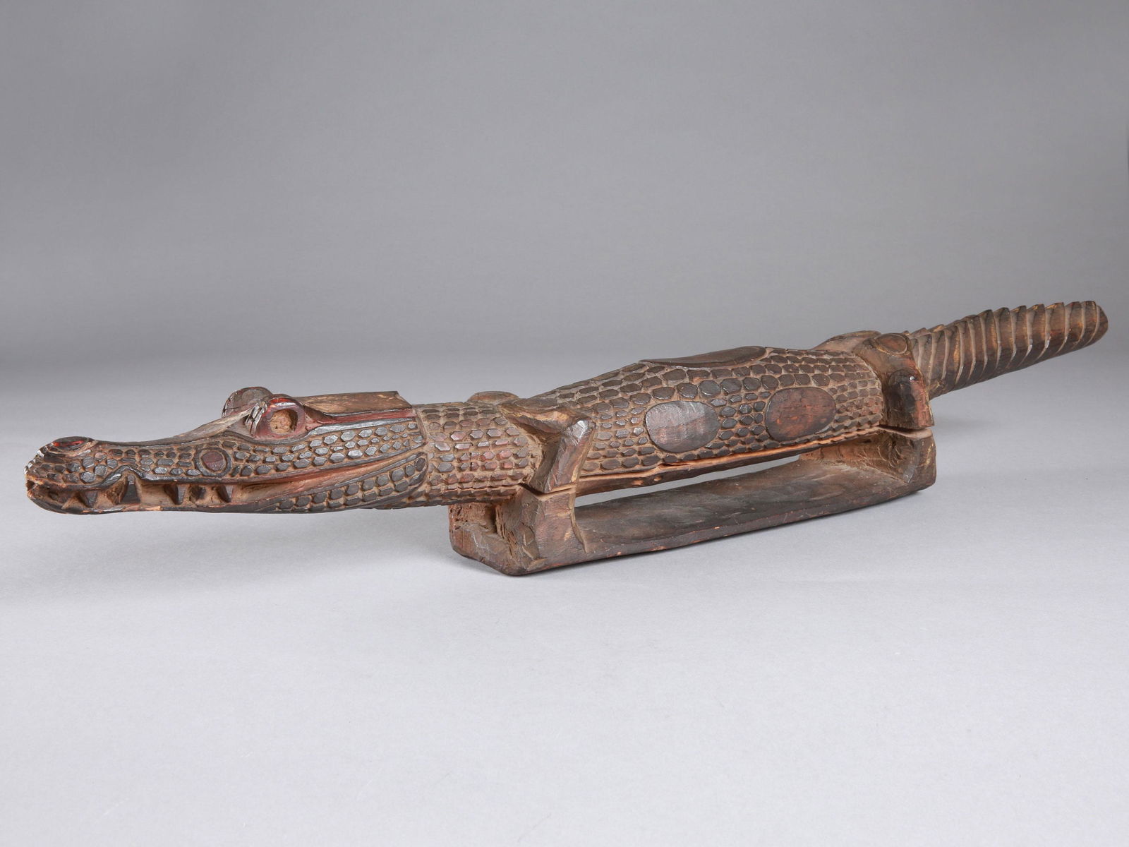 A Sepik Neckrest (?): Nackentütze (?) Sepik, Papua-Neuguinea Ohne Sockel / without base Holz. H 11 cm. L 80 cm. Provenienz: Martin Gross (1922-2017), Biel (1968 erworben). Mit Inventarnummer versehen. CHF 100 / 200 EUR 86