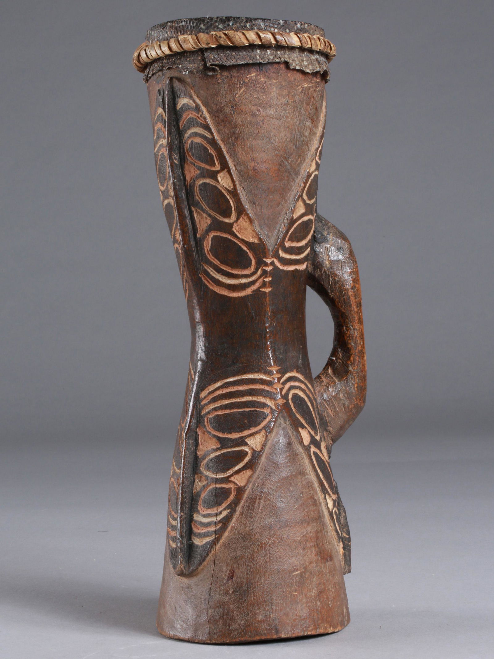 A Sepik Drum: Trommel Sepik, Papua-Neuguinea Ohne Sockel / without base Holz, Leder. H 37,5 cm. Provenienz: Martin Gross (1922-2017), Biel (1968 erworben). CHF 200 / 400 EUR 172 / 344