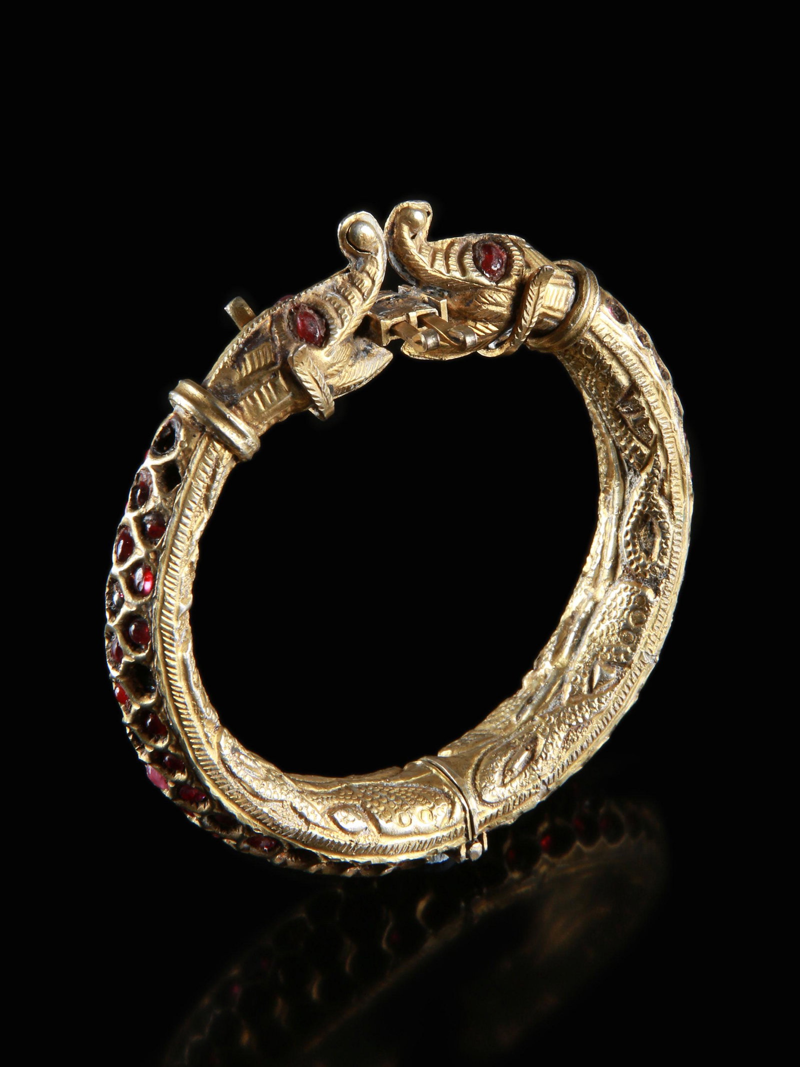 A Indian Bangle: Armspange Indien Silber, Almandin. Ø 8 cm Provenienz: Schweizer Privatsammlung, Kaiserstuhl. CHF 600 / 800 EUR 516 / 688