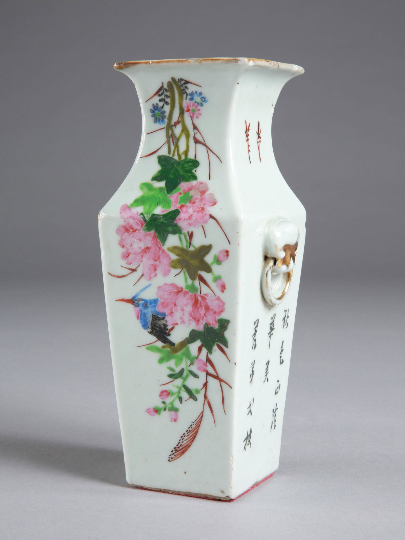 A Chinese Vase, 20th Century: Vase, 20. Jh. China Ohne Sockel / without base Porzellan. H 22 cm. Provenienz: - Alex Weidmann, Zollikon. - Martin Gross (1922-2017), Biel (erworben am 05.12.1985). CHF 100 / 200 EUR 86 / 172