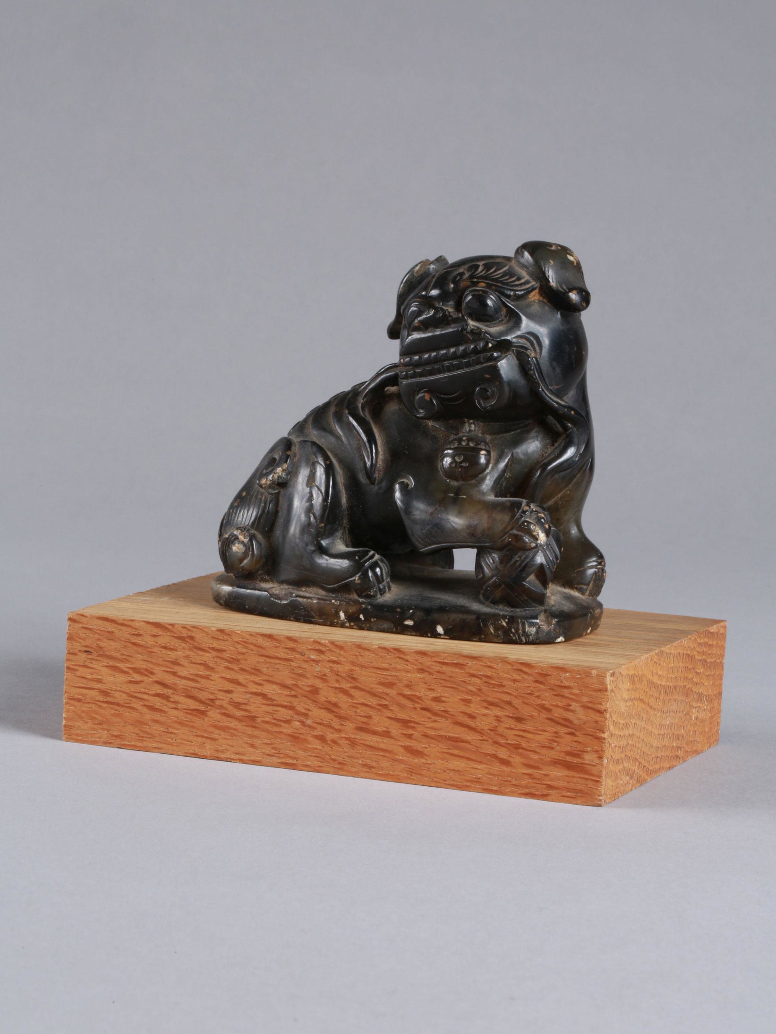 A Chinese Miniature of a Guardian Lion, "shishi": Miniatur eines Wächterlöwen "shishi" China Mit Sockel / with base Speckstein. H 9 cm. Provenienz: Nachlass Madeleine und Jean-Jacques Keller (bis 1980 Abidjan, danach Rheinfelden). CHF 100 / 200 EUR