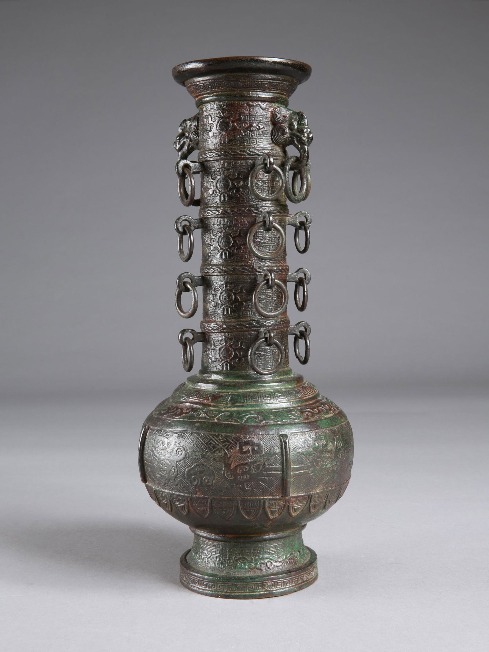 A Tibetan Vase: Vase, Replikat Tibet Ohne Sockel / without base Kupferlegierung. H 39 cm. Provenienz: - Alex Weidmann, Zollikon. - Martin Gross (1922-2017), Biel (erworben am 11.03.1968). Lt. Sammler-Inventar "Replik