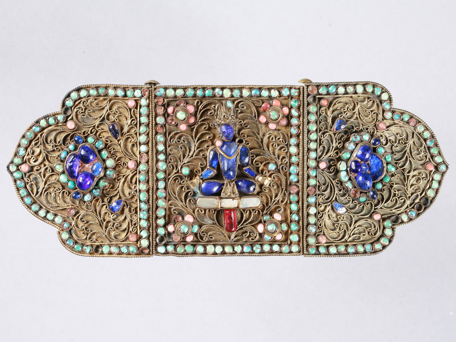 A Tibetan Belt Buckle: Gürtelschnalle Tibet Ohne Sockel / without base Messing, Türkis. B 17 cm. Provenienz: - Galerie Künzi, Gottfried Künzi (1920-1979), Solothurn. - Martin Gross (1922-2017), Biel (erworben am 04.03.1