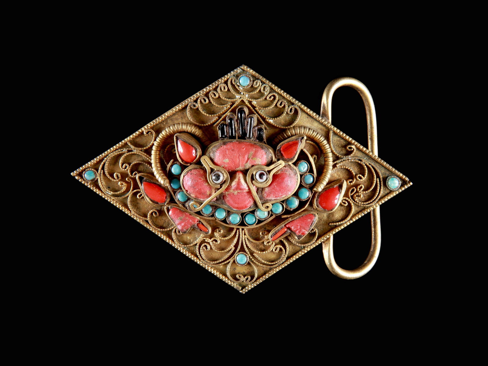 A Tibetan Belt Buckle: Gürtelschnalle Tibet Ohne Sockel / without base Bronze, Türkis, Koralle. L 10 cm. Provenienz: Schweizer Privatsammlung, Kaiserstuhl. CHF 50 / 100 EUR 43 / 86