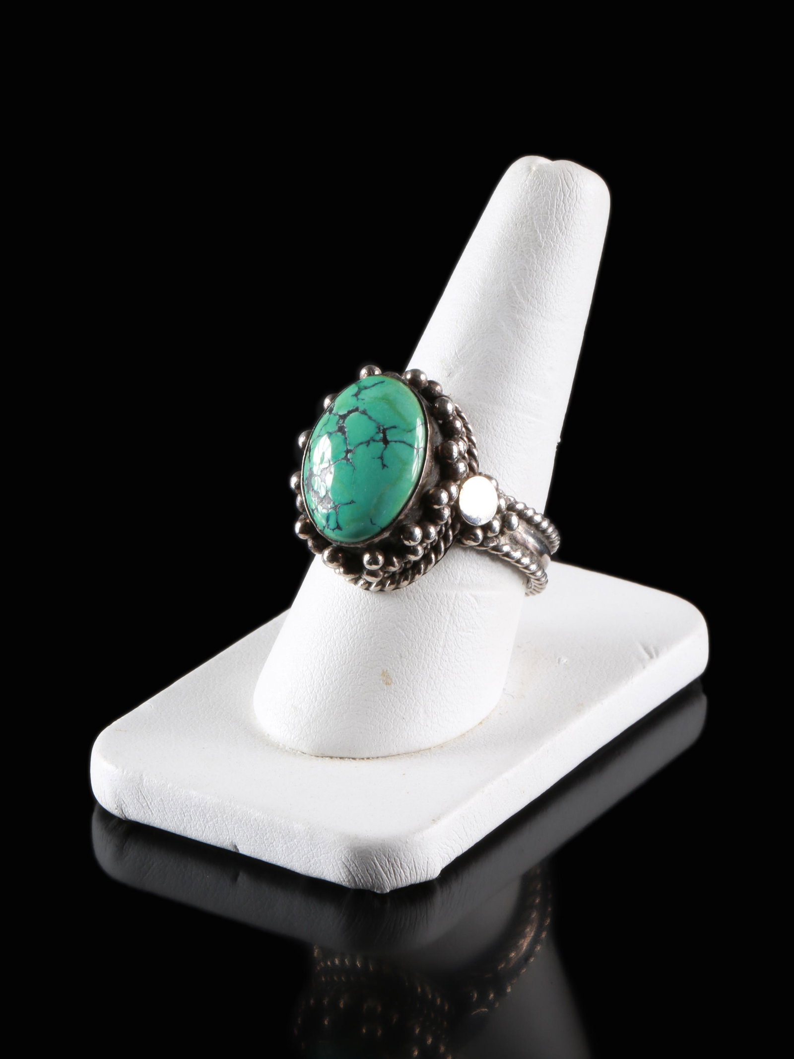 A Nepalese Ring: Fingerring Nepal Ohne Sockel / without base Silber, Türkis. H 3,5 cm. Provenienz: Schweizer Privatsammlung, Kaiserstuhl. CHF 100 / 200 EUR 86 / 172