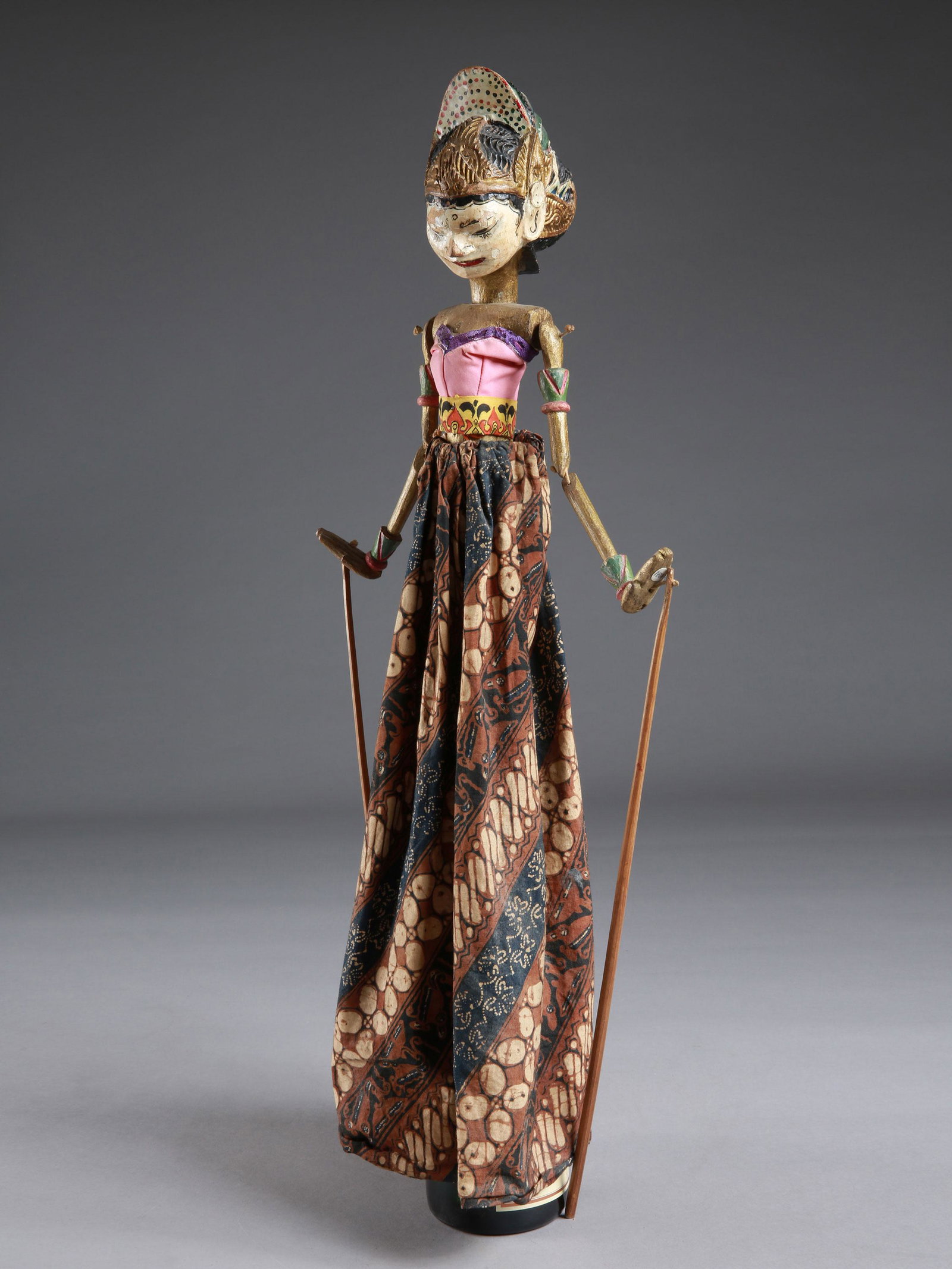 An Javanese Puppet, "wajang golek": Stabpuppe, "wayang golek" Java, Indonesien Ohne Sockel / without base Holz, Textil. H 49 cm. Provenienz: Nachlass Madeleine und Jean-Jacques Keller (bis 1980 Abidjan, danach Rheinfelden). CHF 50 / 100
