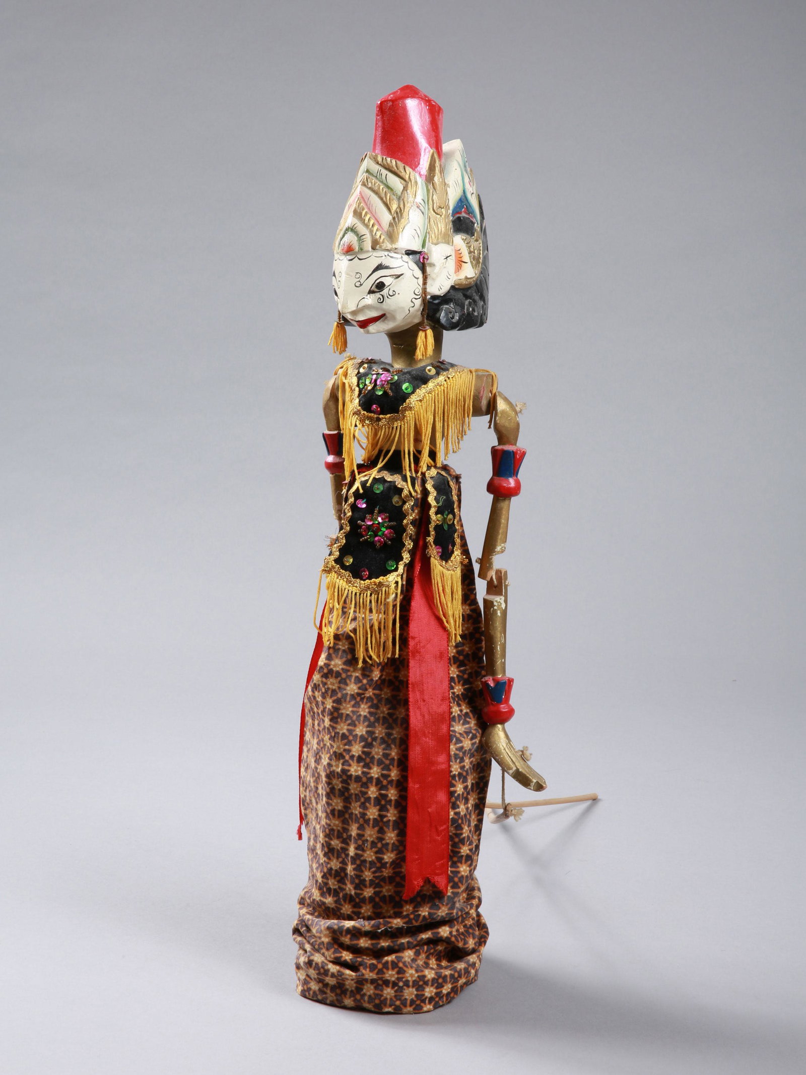 An Javanese Puppet, "wajang golek": Stabpuppe, "wayang golek" Java, Indonesien Ohne Sockel / without base Holz, Textil. H 55 cm. Provenienz: Nachlass Madeleine und Jean-Jacques Keller (bis 1980 Abidjan, danach Rheinfelden). CHF 50 / 100