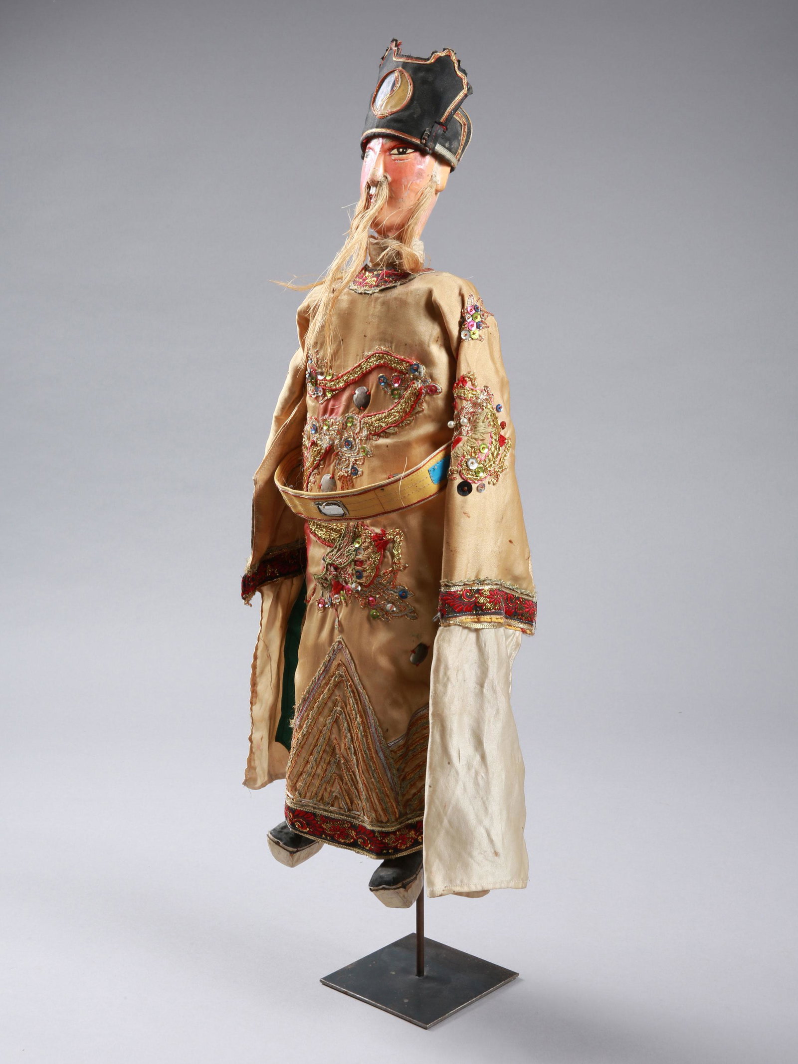 An Javanese Puppet, "wajang golek": Stabpuppe, "wayang golek" Java, Indonesien Mit Sockel / with base Holz, Textil. H 57 cm. Provenienz: Nachlass Madeleine und Jean-Jacques Keller (bis 1980 Abidjan, danach Rheinfelden). CHF 50 / 100 EUR