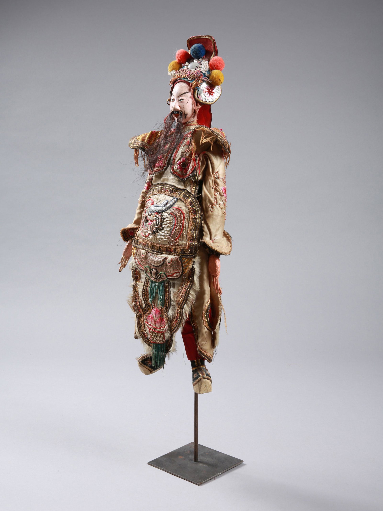 An Javanese Puppet, "wajang golek": Stabpuppe, "wayang golek" Java, Indonesien Mit Sockel / with base Holz, Textil. H 52 cm. Provenienz: Nachlass Madeleine und Jean-Jacques Keller (bis 1980 Abidjan, danach Rheinfelden). CHF 50 / 100 EUR