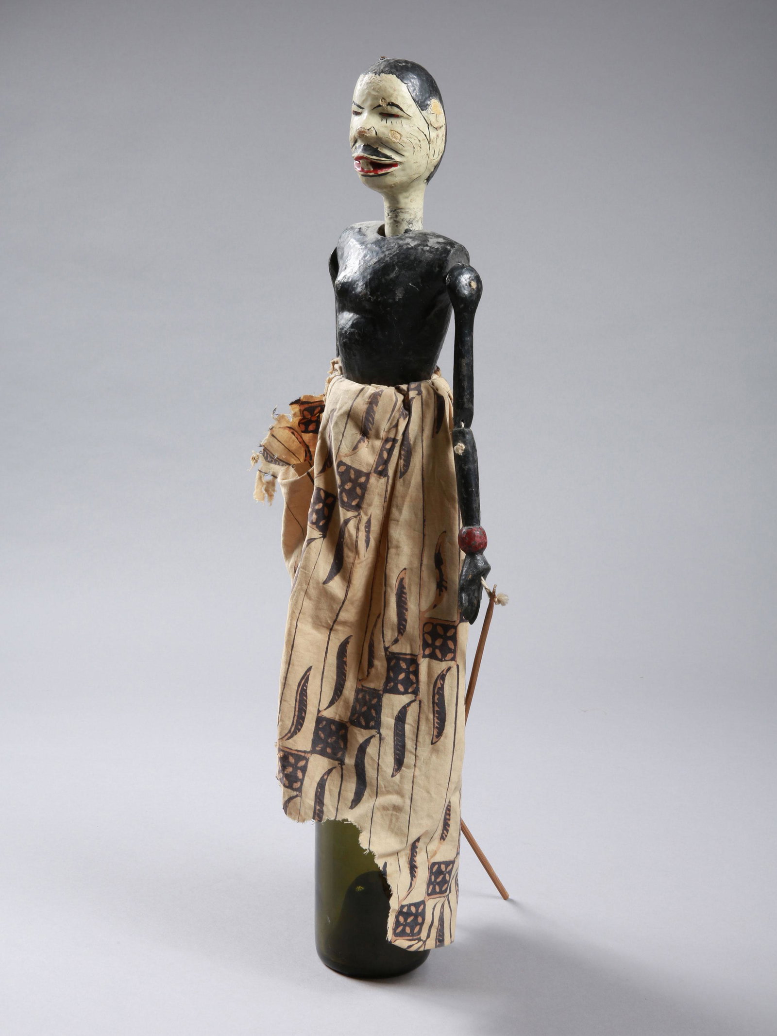 An Javanese Puppet, "wajang golek": Stabpuppe, "wayang golek" Java, Indonesien Ohne Sockel / without base Holz, Textil. H 42 cm. Provenienz: Nachlass Madeleine und Jean-Jacques Keller (bis 1980 Abidjan, danach Rheinfelden). CHF 50 / 100