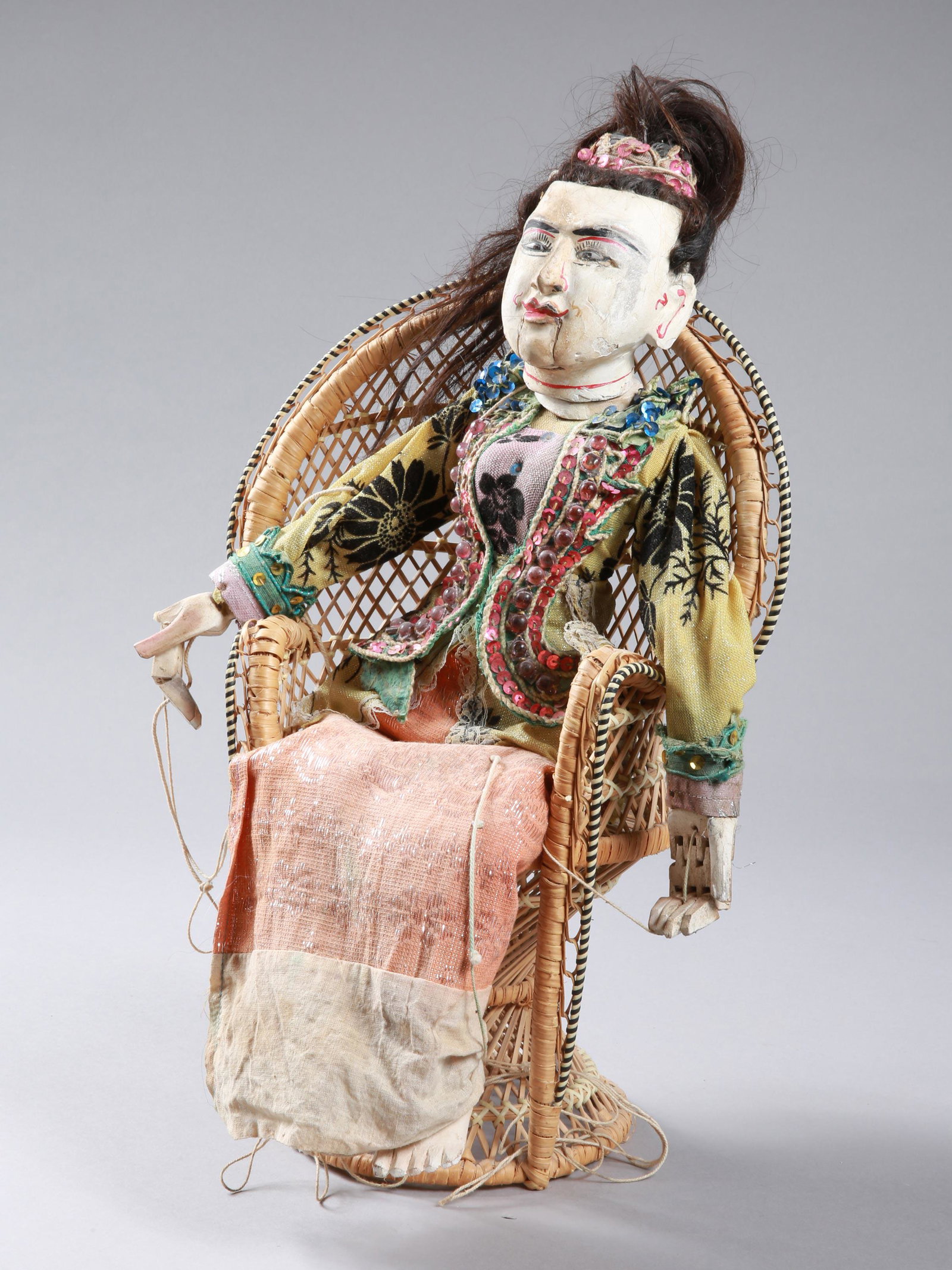 An Javanese Puppet, "wajang golek": Stabpuppe, "wayang golek" Java, Indonesien Mit einem Korbsitz Holz, Textil. H 41 - 53 cm. Provenienz: Nachlass Madeleine und Jean-Jacques Keller (bis 1980 Abidjan, danach Rheinfelden). CHF 50 / 100 EU