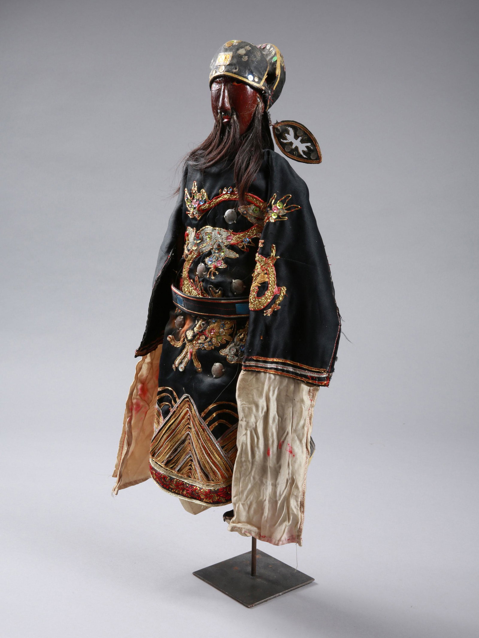 An Javanese Puppet, "wajang golek": Stabpuppe, "wayang golek" Java, Indonesien Mit Sockel / with base Holz, Textil. H 58 cm. Provenienz: Nachlass Madeleine und Jean-Jacques Keller (bis 1980 Abidjan, danach Rheinfelden). CHF 50 / 100 EUR